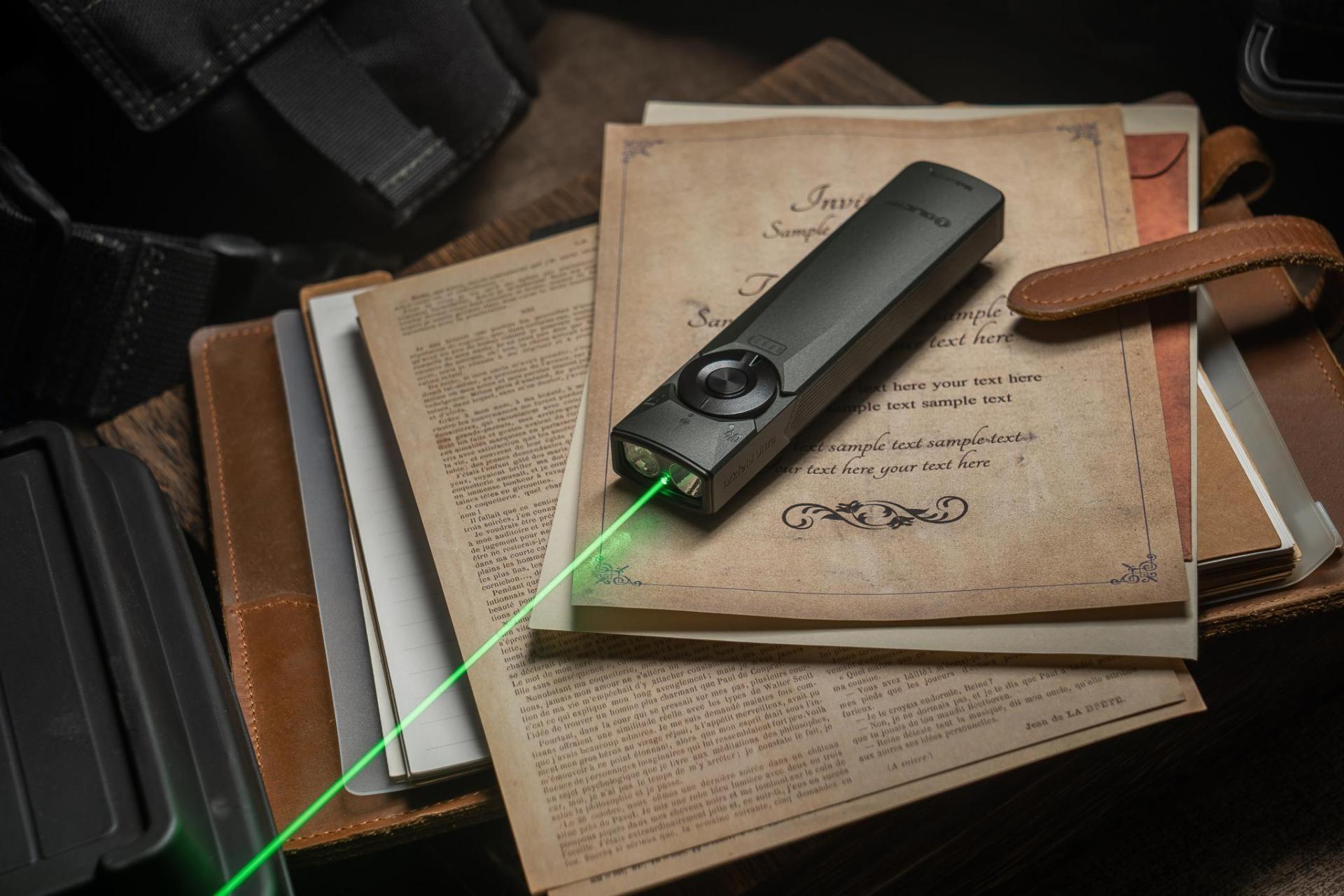 Latarka ze wskaźnikiem laserowym Olight Arkfeld Ultra UV Cool White Olive Grey - 1400 lumenów