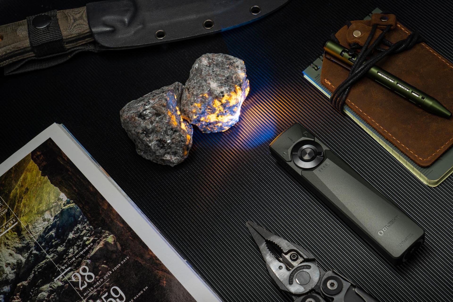 Latarka ze wskaźnikiem laserowym Olight Arkfeld Ultra UV Cool White Olive Grey - 1400 lumenów