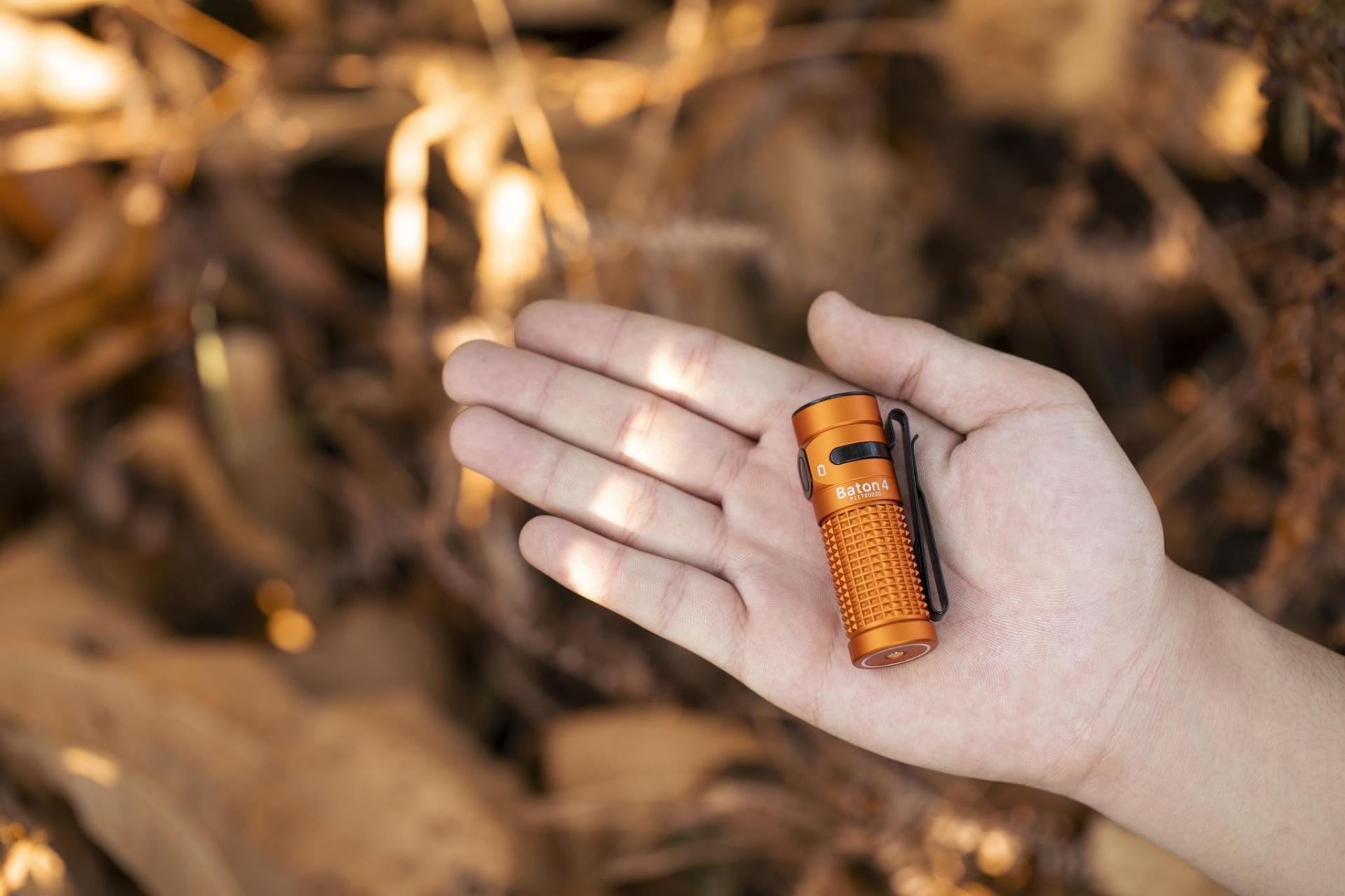 Latarka akumulatorowa Olight Baton 4 Orange - 1300 lumenów