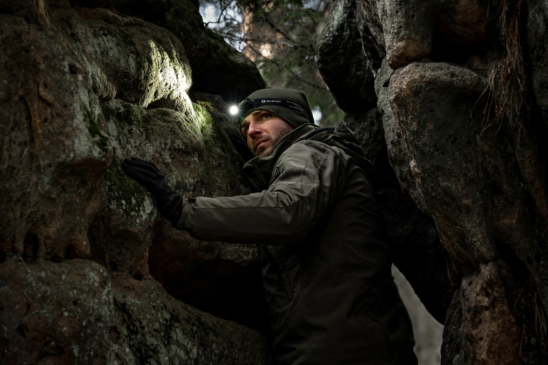 Latarka czołowa i kątowa Olight Perun 3 Mini Premium Cool White Black z opaską - 1250 lumenów