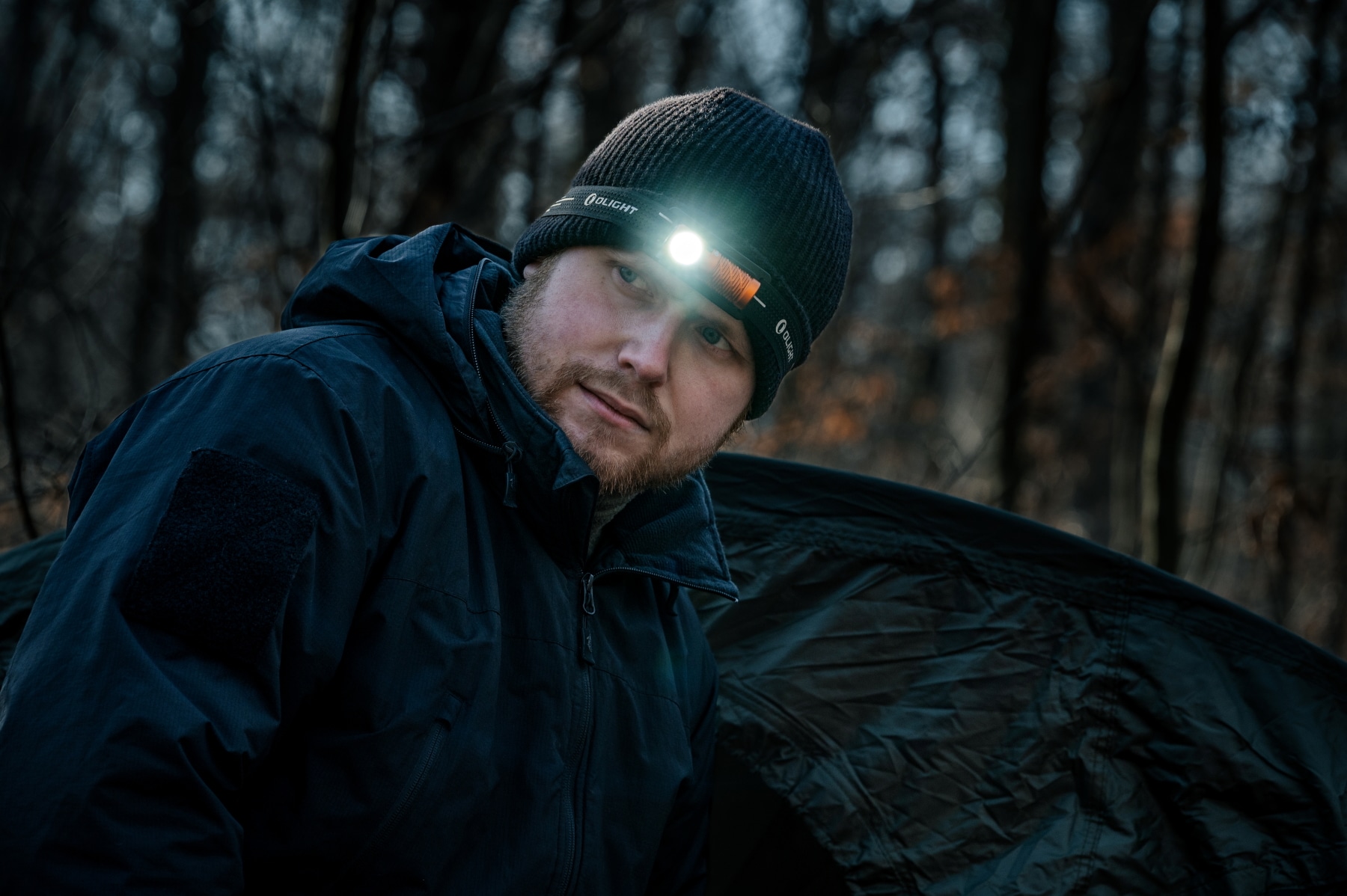 Latarka czołowa i kątowa Olight Perun 3 Mini Premium Cool White Orange z opaską - 1250 lumenów