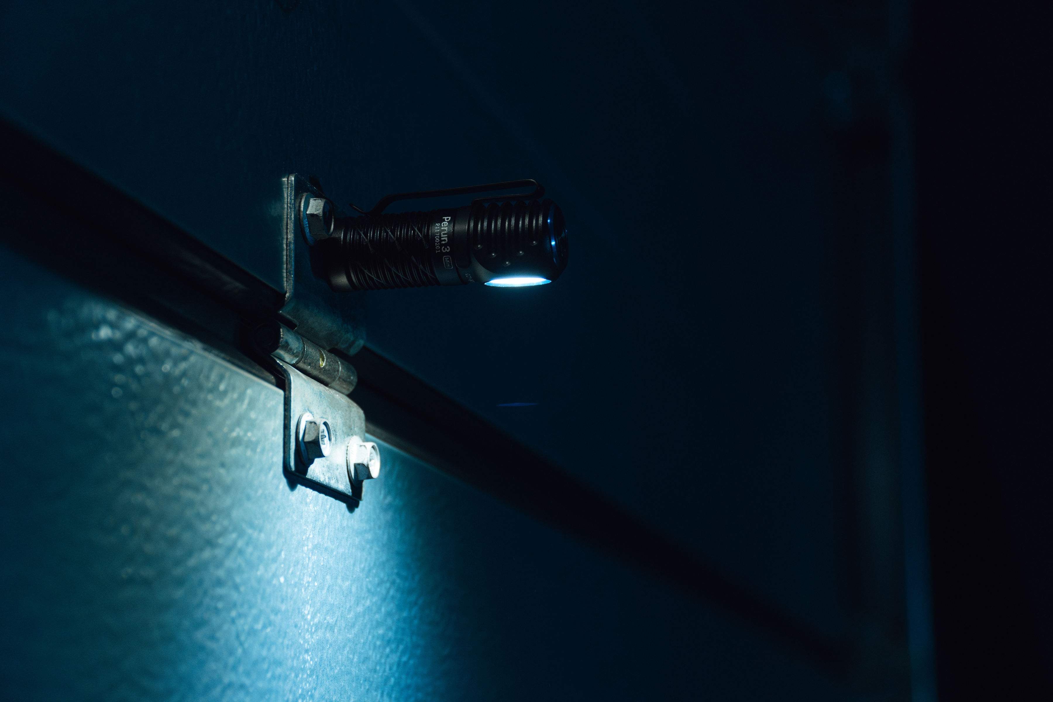 Налобний та кутовий ліхтарик Olight Perun 3 Mini Cool White Black з пов'язкою - 1250 люменів