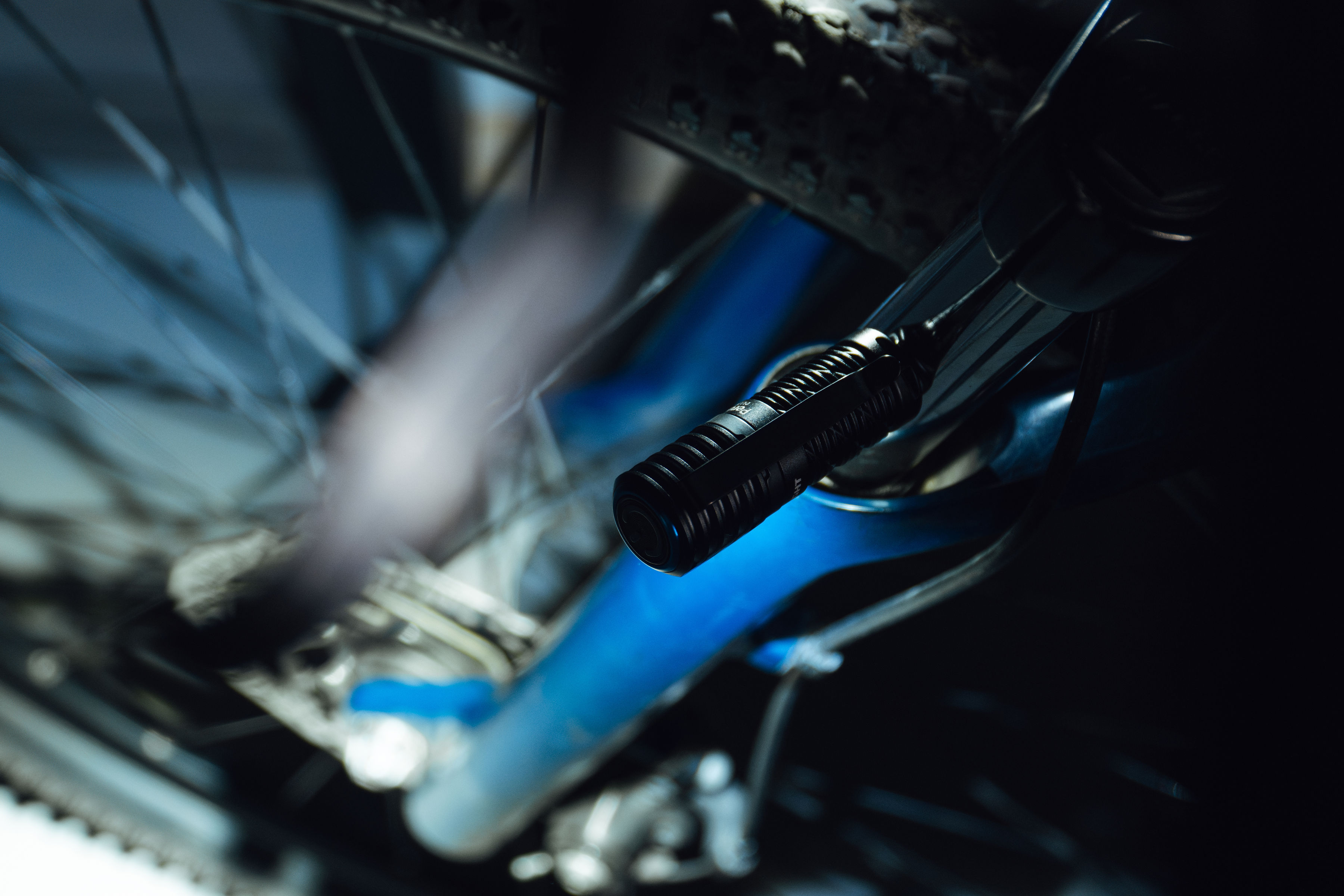 Latarka czołowa i kątowa Olight Perun 3 Mini Cool White Black z opaską - 1250 lumenów