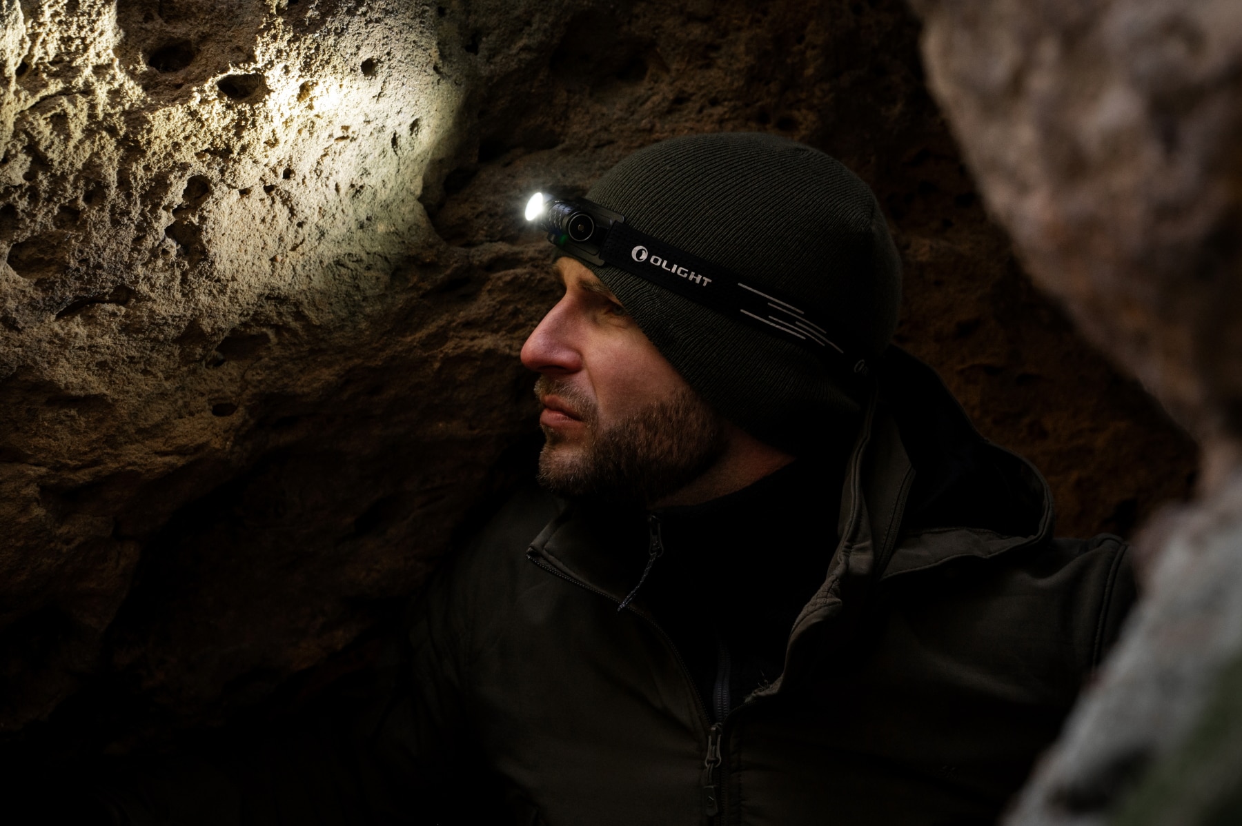 Latarka czołowa i kątowa Olight Perun 3 Mini HCRI Neutral White Black z opaską - 920 lumenów