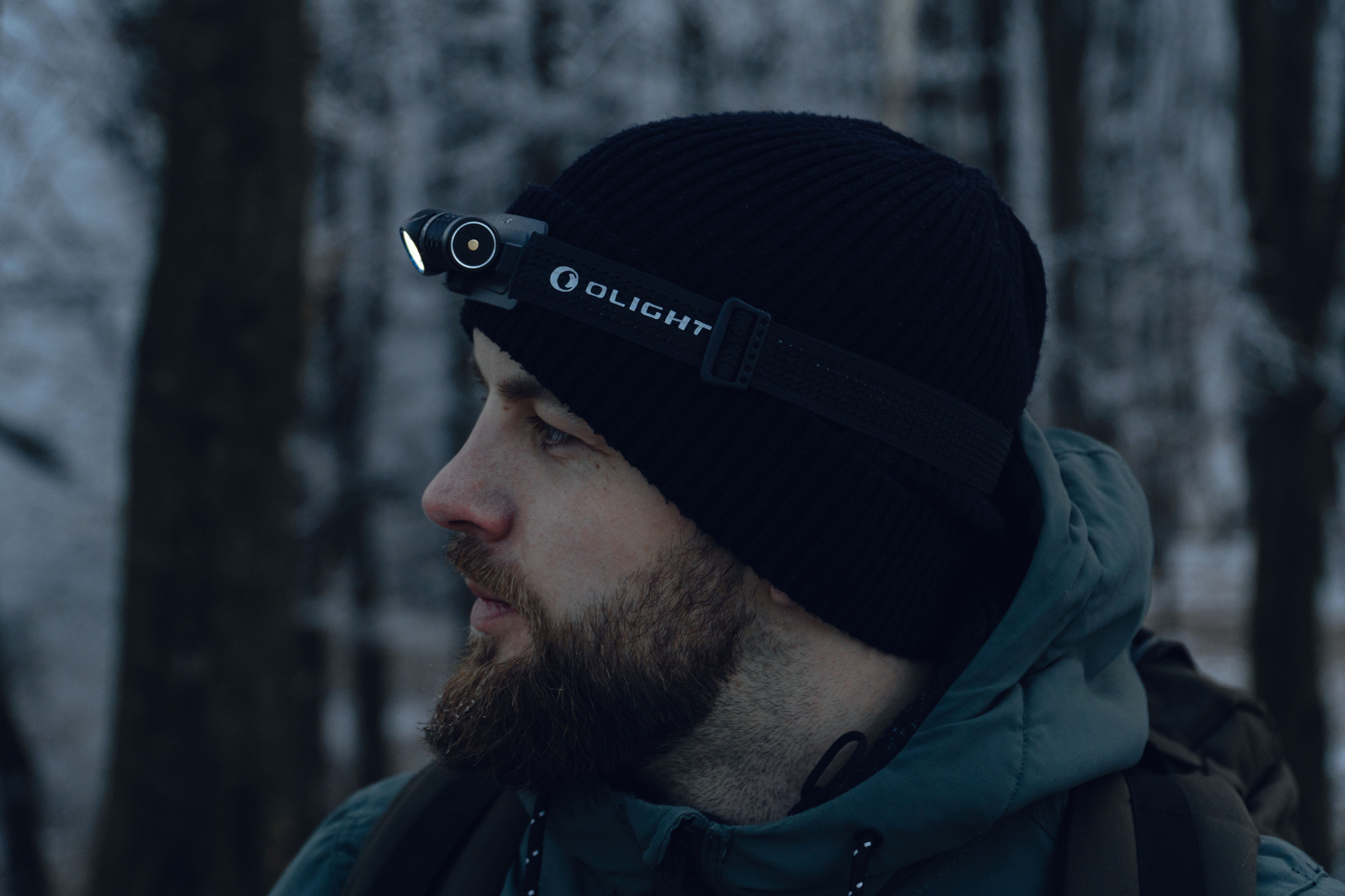 Latarka czołowa i kątowa Olight Perun 3 Mini HCRI Neutral White Black z opaską - 920 lumenów