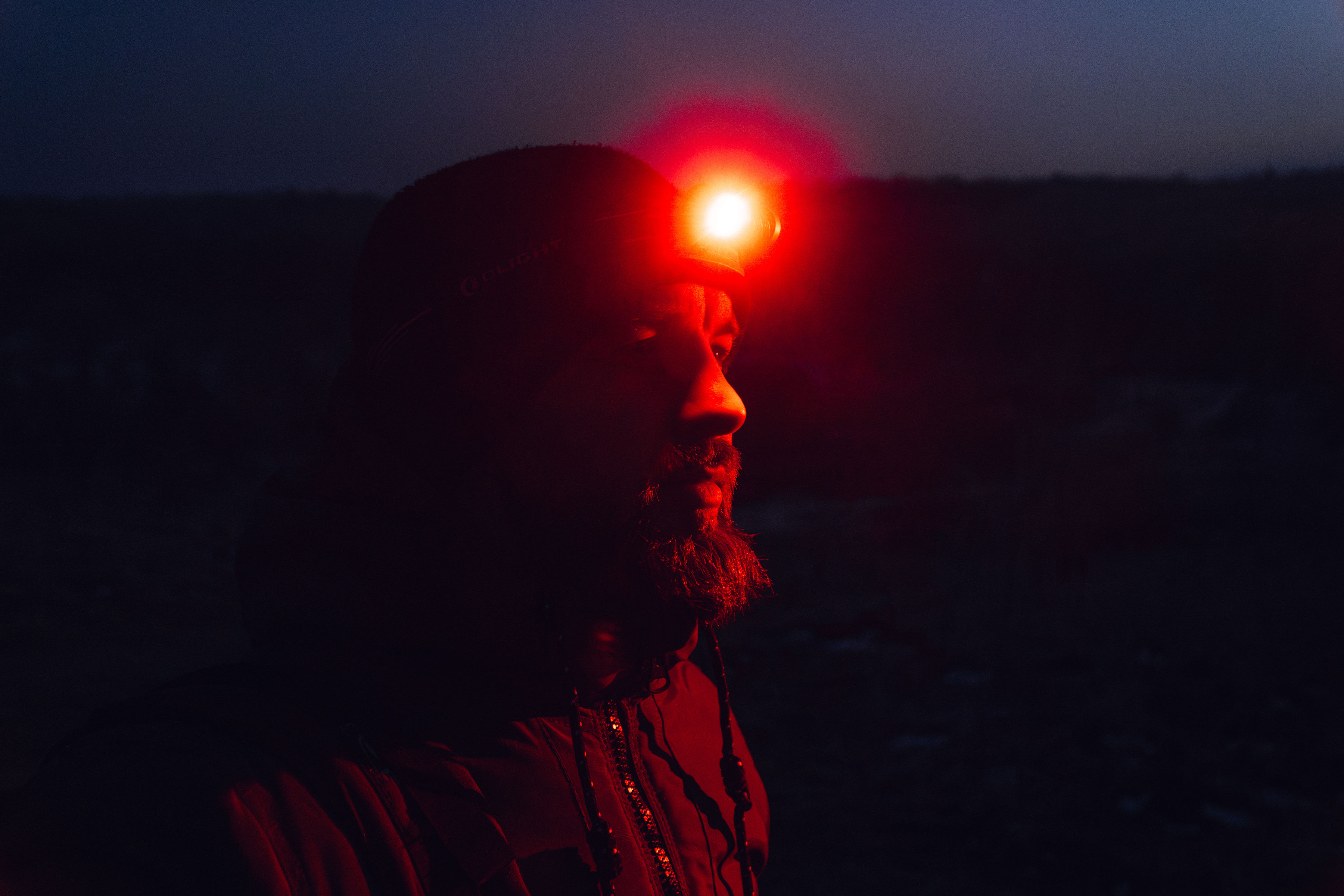 Latarka czołowa i kątowa Olight Perun 3 Mini HCRI Neutral White Black z opaską - 920 lumenów