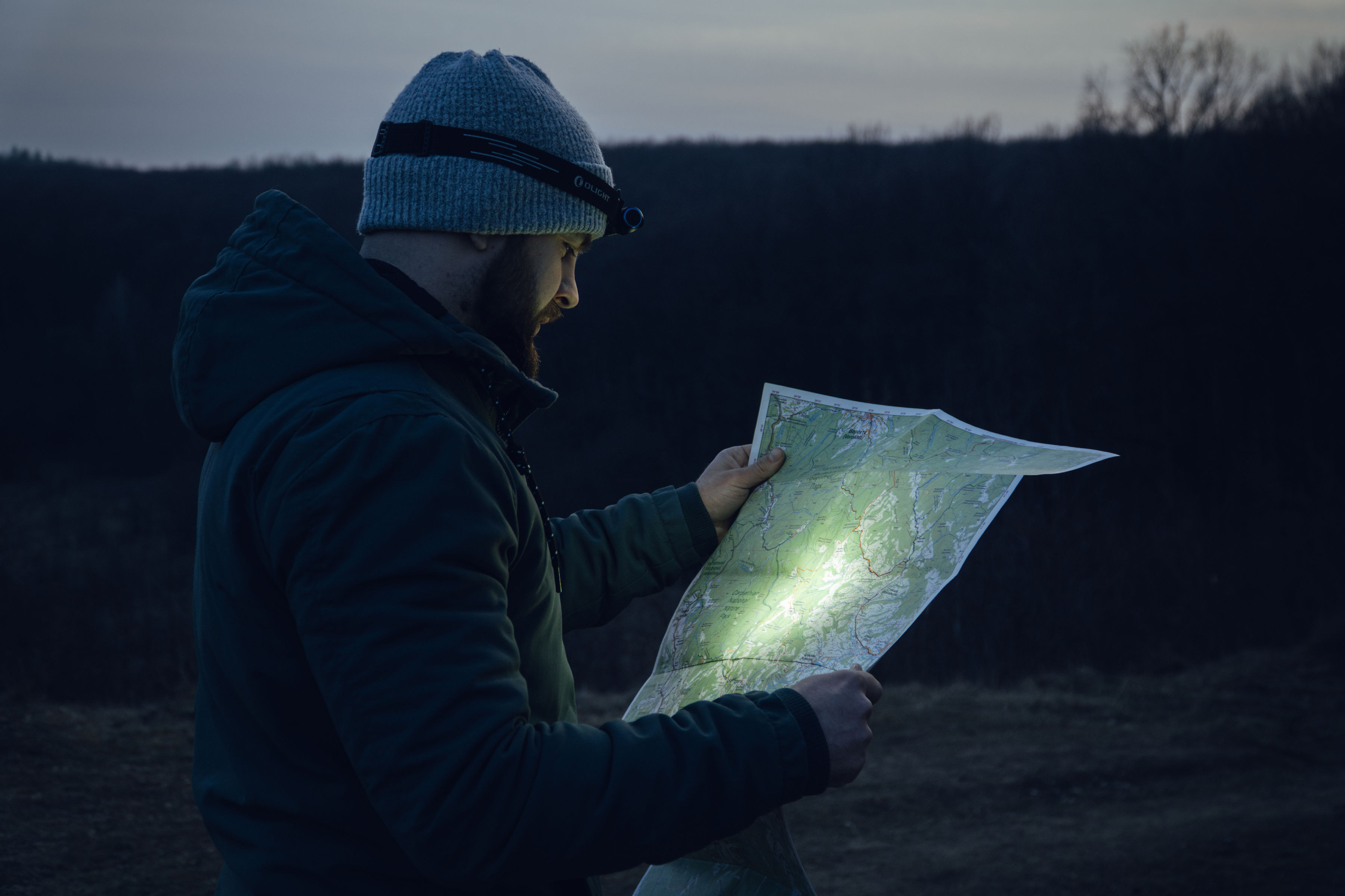 Latarka czołowa i kątowa Olight Perun 3 Mini HCRI Neutral White Black z opaską - 920 lumenów