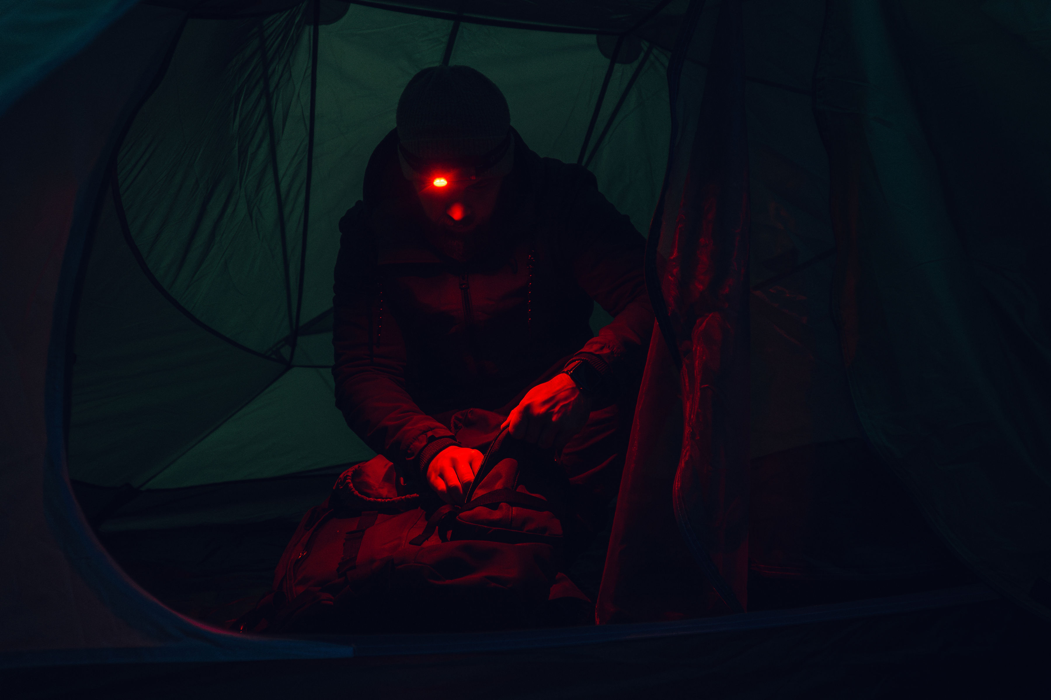 Latarka czołowa i kątowa Olight Perun 3 Mini HCRI Neutral White Black z opaską - 920 lumenów