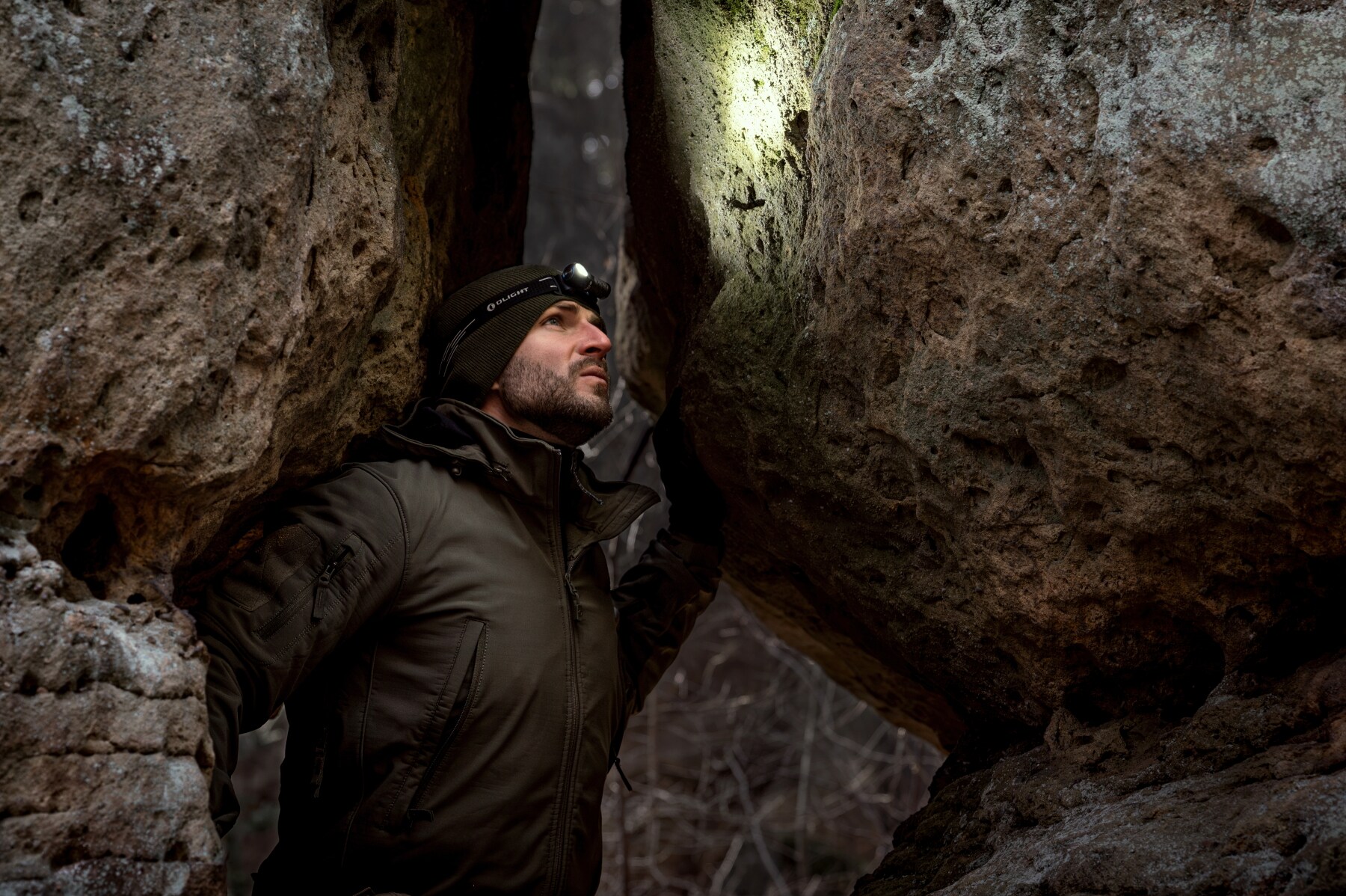 Latarka czołowa i kątowa Olight Perun 3 Mini HCRI Neutral White Black z opaską - 920 lumenów