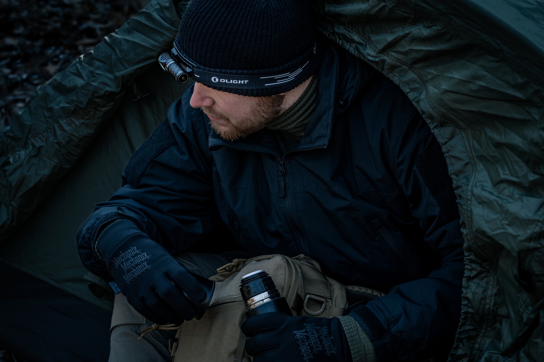 Latarka czołowa i kątowa Olight Perun 3 Mini HCRI Neutral White Black z opaską - 920 lumenów