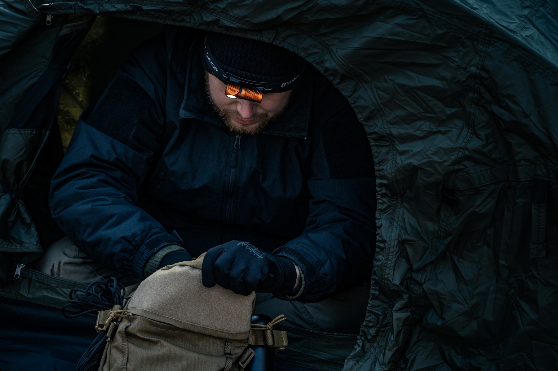 Latarka czołowa i kątowa Olight Perun 3 Mini Cool White Orange z opaską - 1250 lumenów