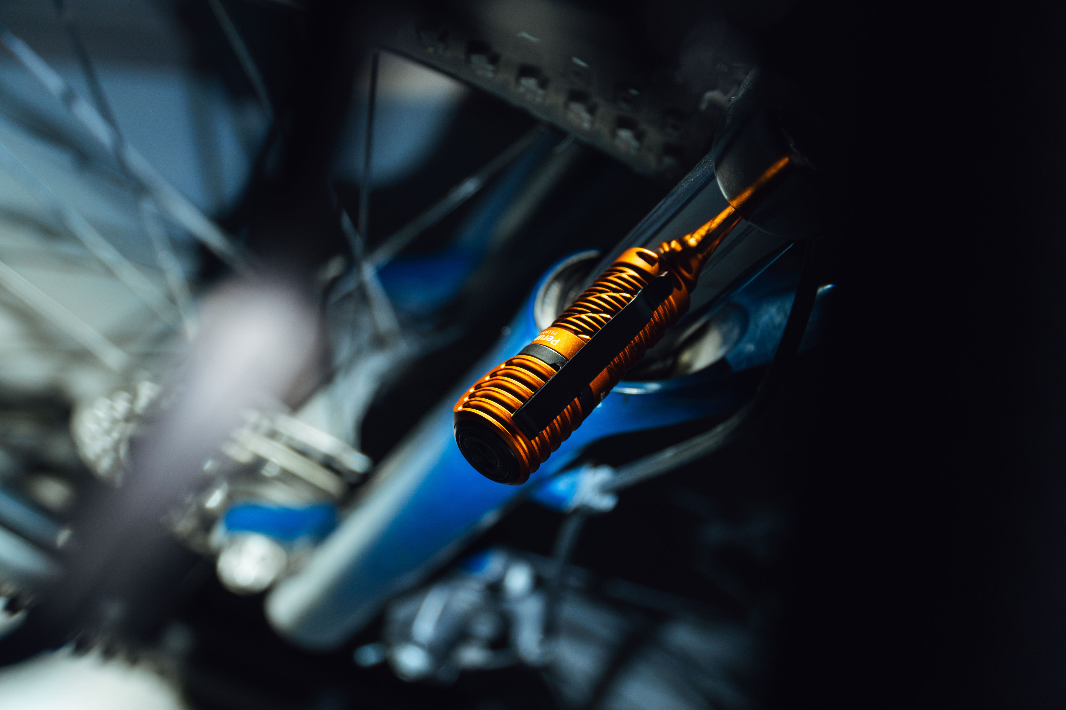 Latarka czołowa i kątowa Olight Perun 3 Mini Cool White Orange z opaską - 1250 lumenów