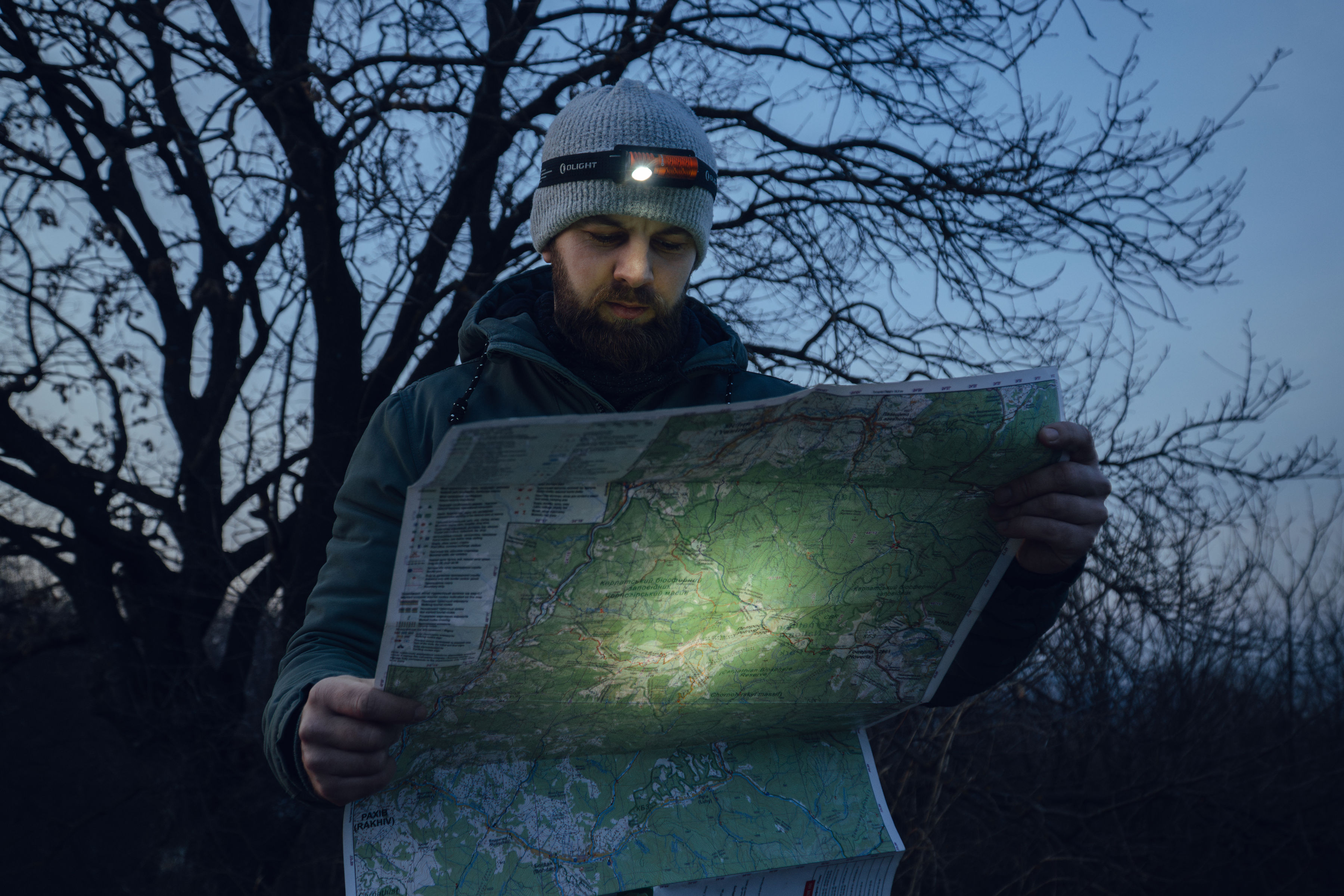 Latarka czołowa i kątowa Olight Perun 3 Mini Cool White Orange z opaską - 1250 lumenów