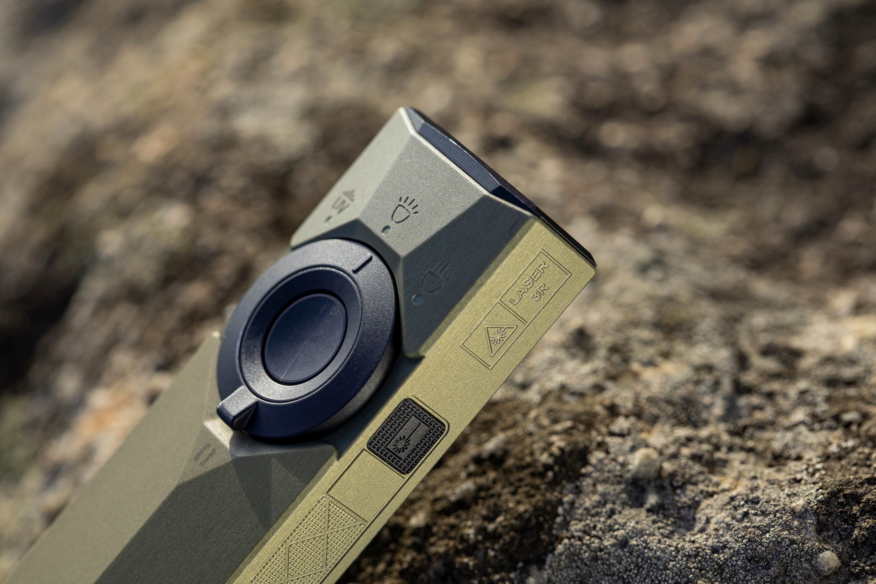 Latarka Olight ArkPro Ultra Class 1 Cool White Olive Green - 1700 lumenów