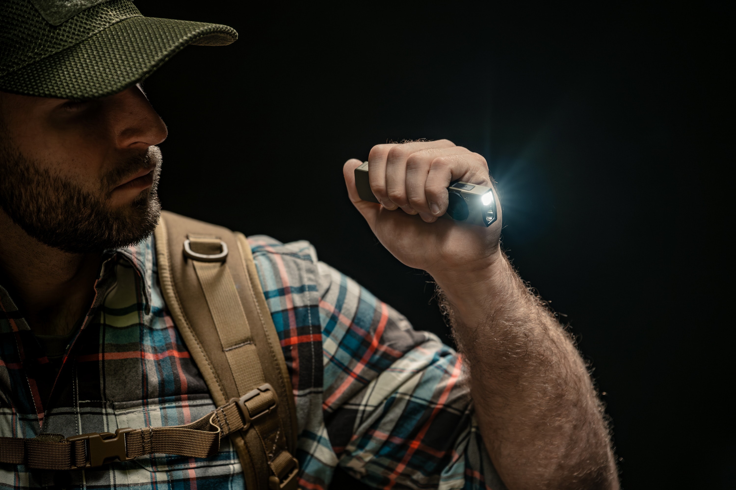 Latarka Olight ArkPro Ultra Class 1 Cool White Olive Green - 1700 lumenów