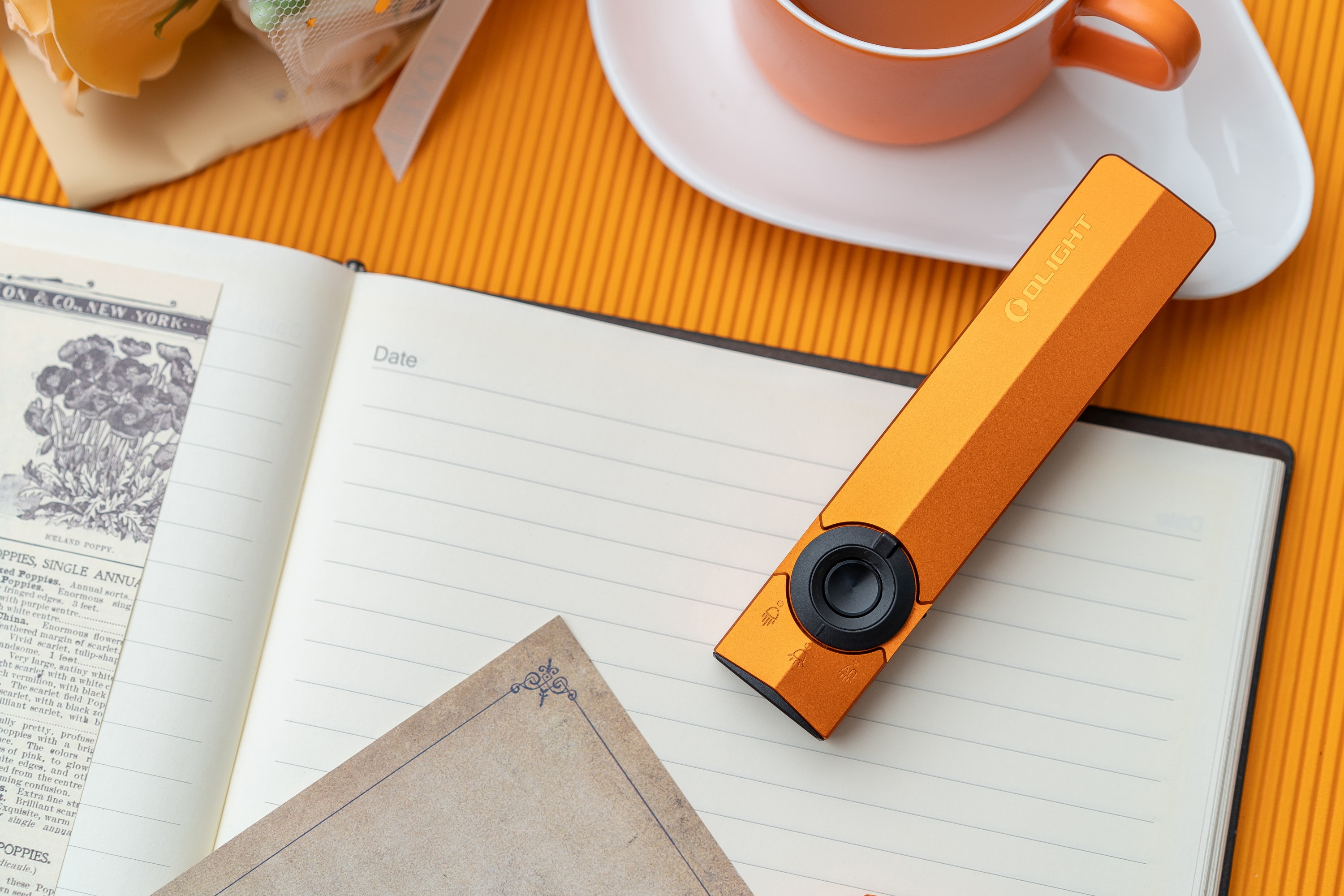 Latarka Olight ArkPro Class 1 Cool White Orange - 1500 lumenów