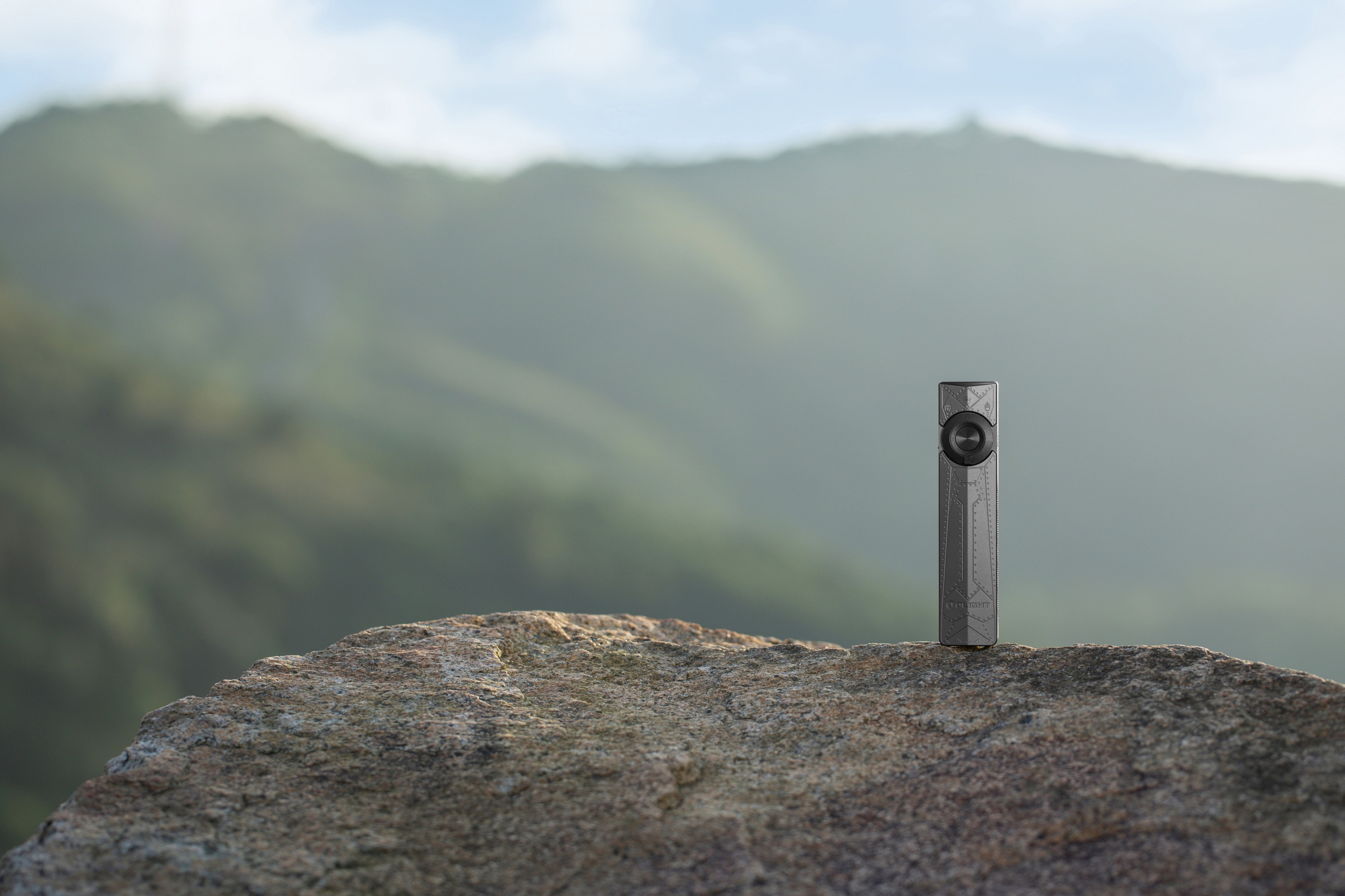 Latarka Olight ArkPro Class 1 Cool White Phantom Squadron - 1500 lumenów