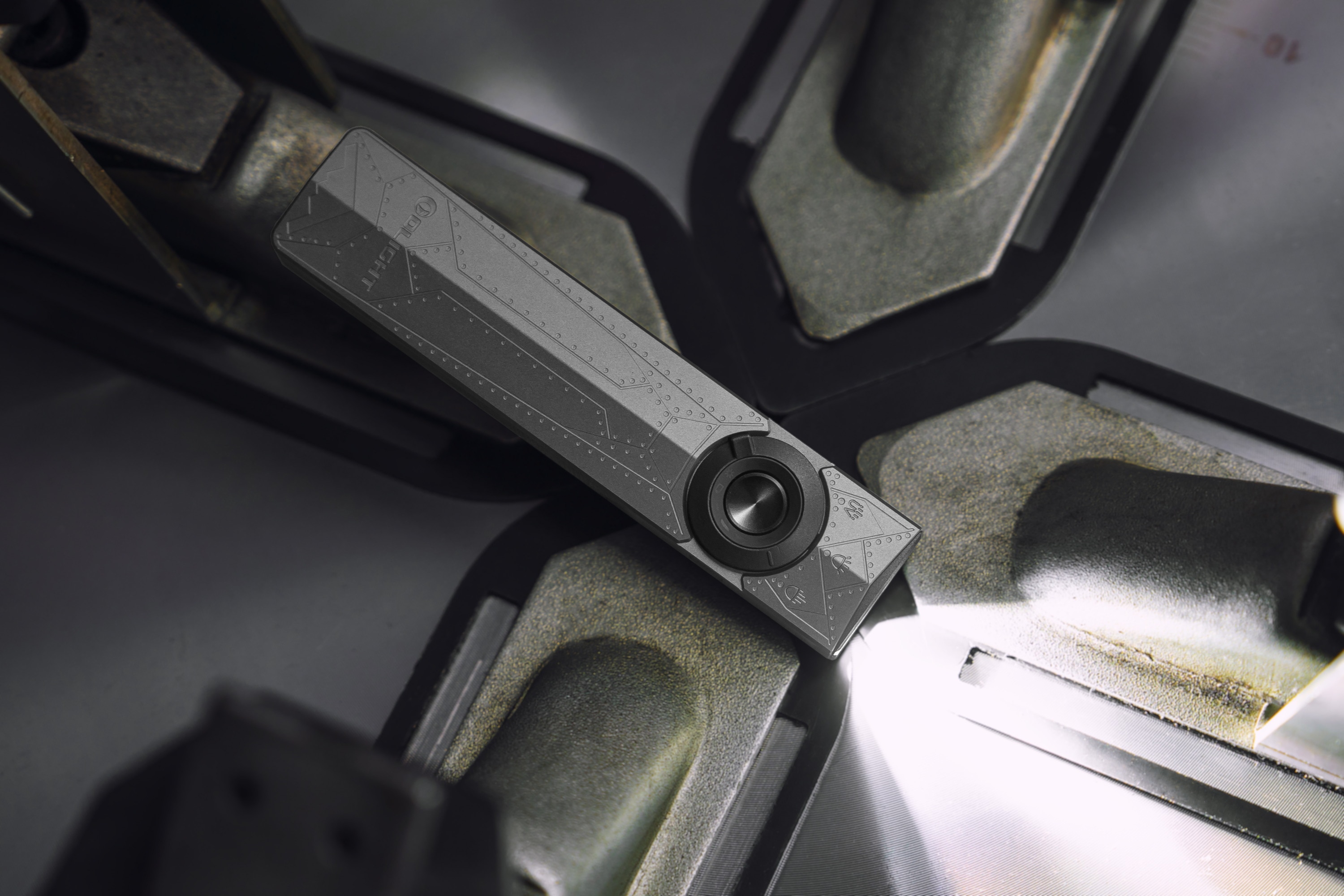 Latarka Olight ArkPro Class 1 Cool White Phantom Squadron - 1500 lumenów