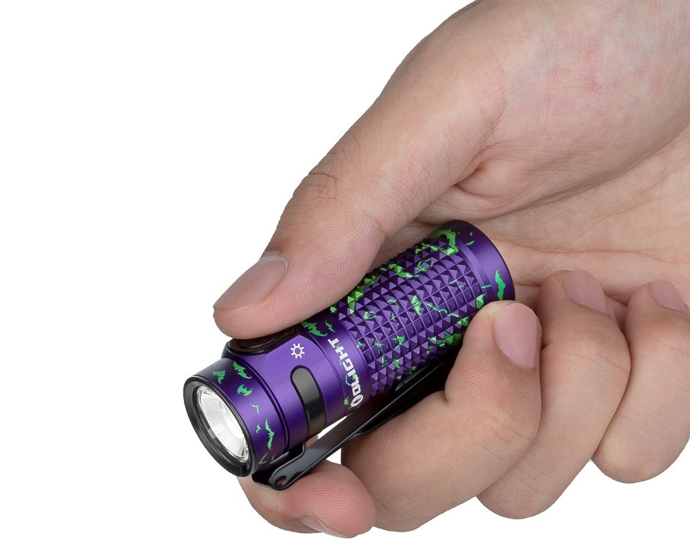 Latarka Olight Baton 4 Premium Edition Nocturnal Sentin z bezprzewodowym etui ładującym - 1300 lumenów