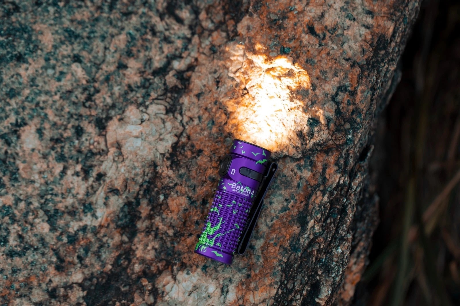 Latarka Olight Baton 4 Premium Edition Nocturnal Sentin z bezprzewodowym etui ładującym - 1300 lumenów