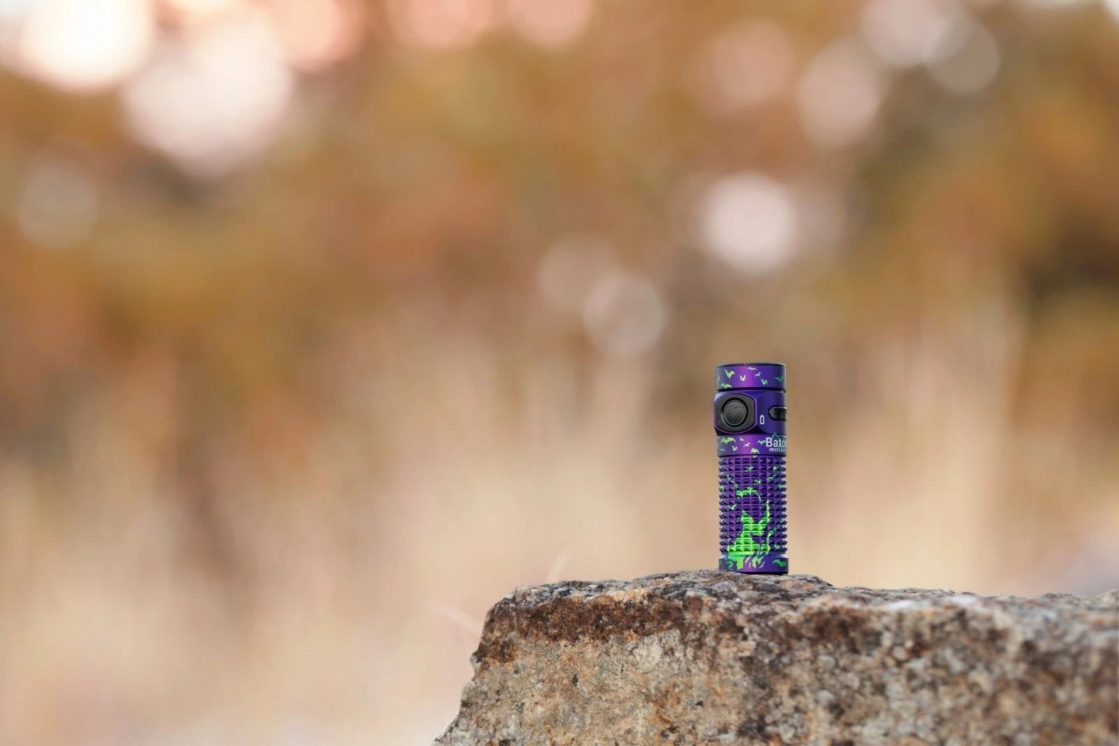 Latarka Olight Baton 4 Premium Edition Nocturnal Sentin z bezprzewodowym etui ładującym - 1300 lumenów