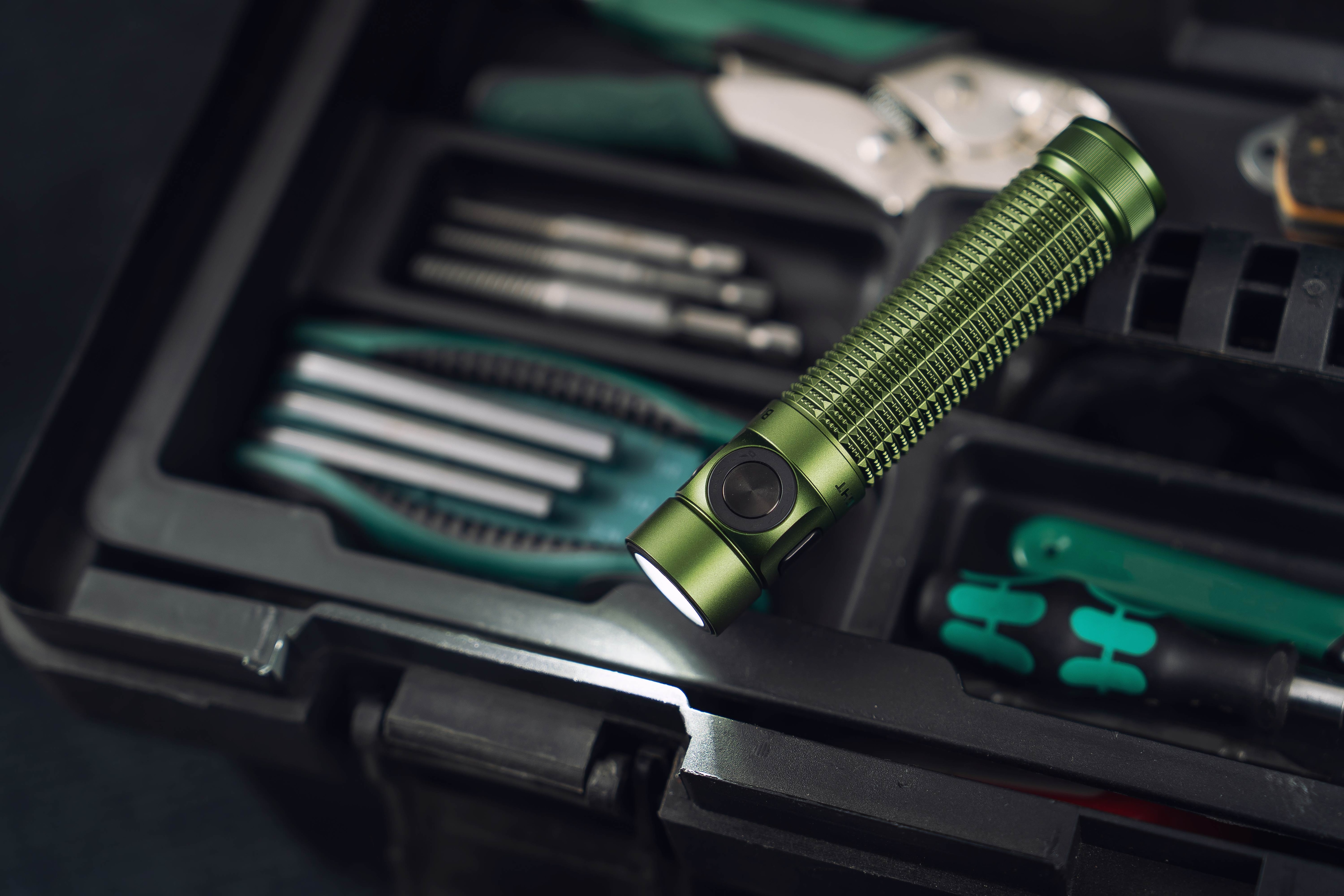 Latarka Olight Baton 4 Pro OD Green - 1600 lumenów