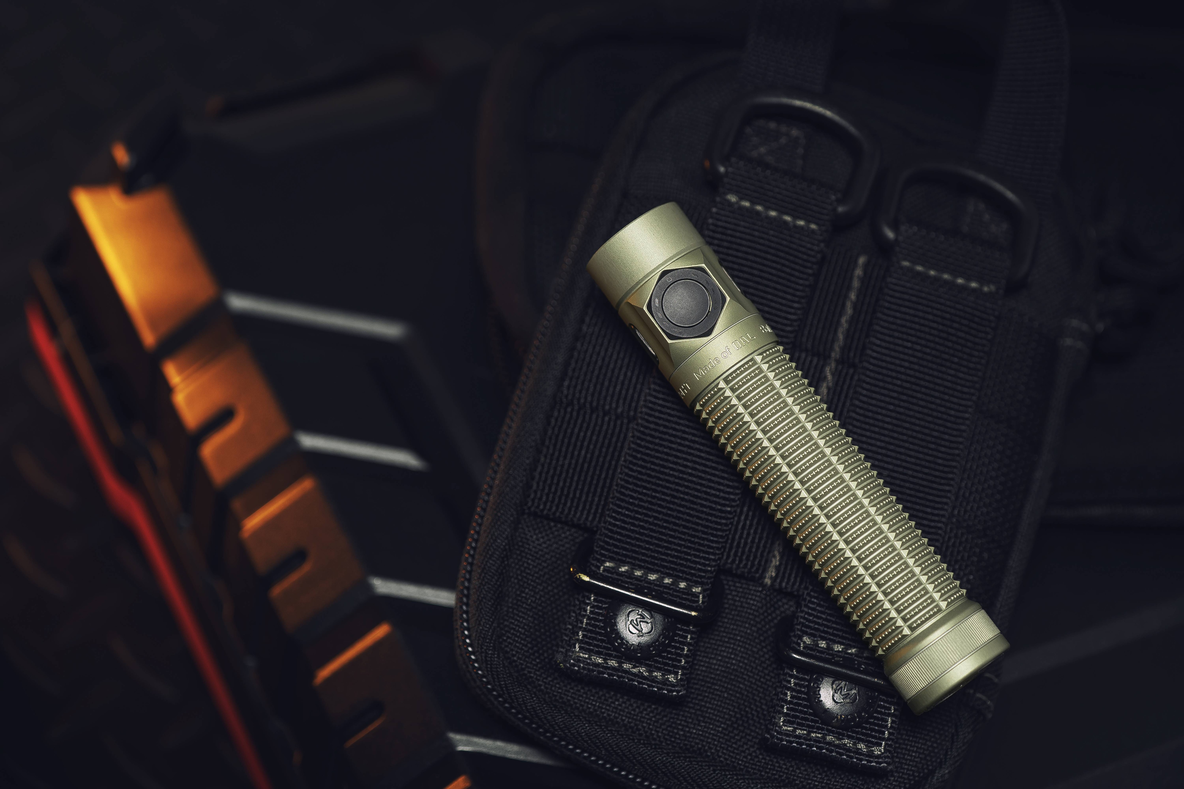 Latarka Olight Baton Ultra Olive Green - 1800 lumenów