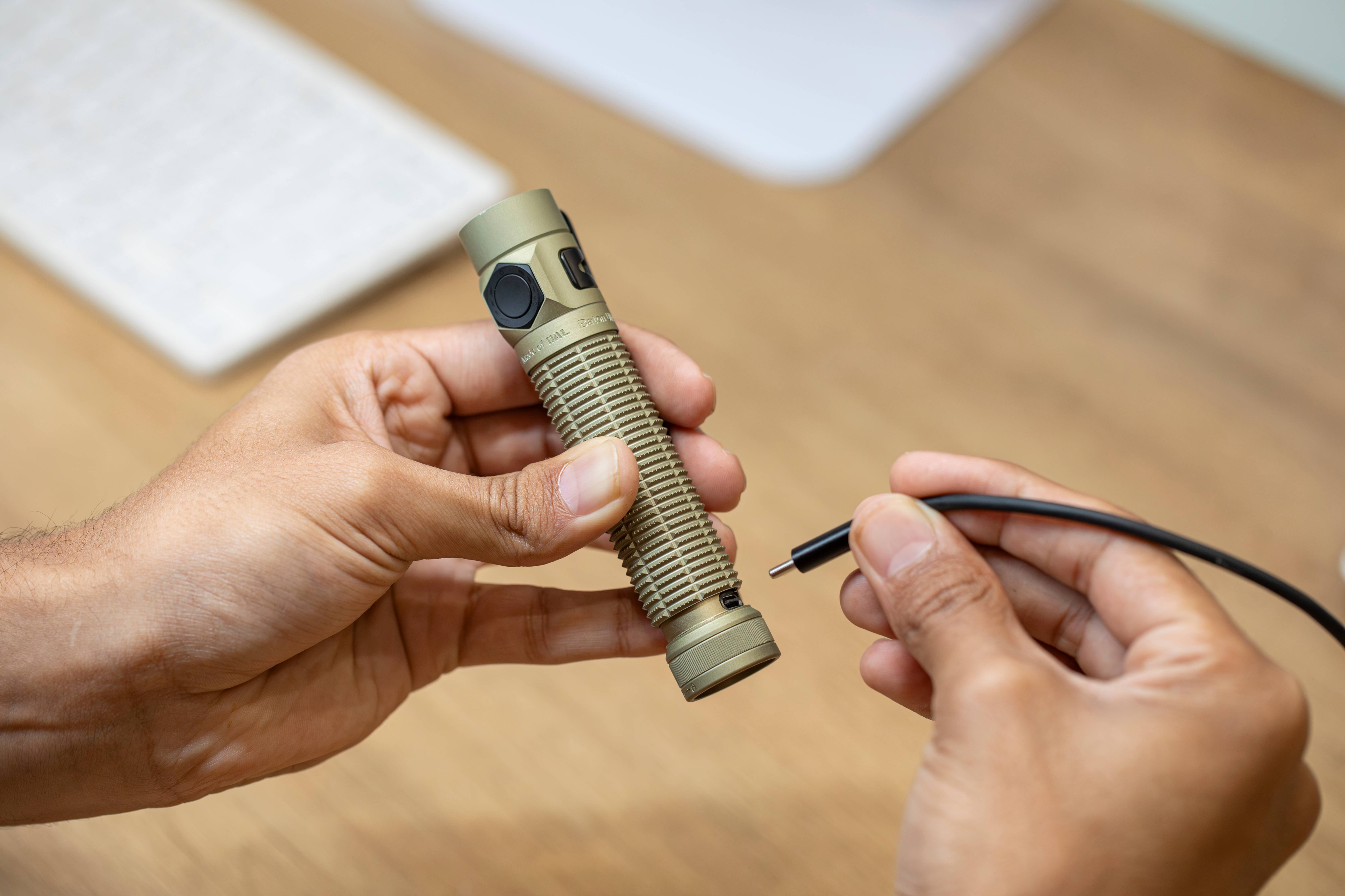 Latarka Olight Baton Ultra Olive Green - 1800 lumenów