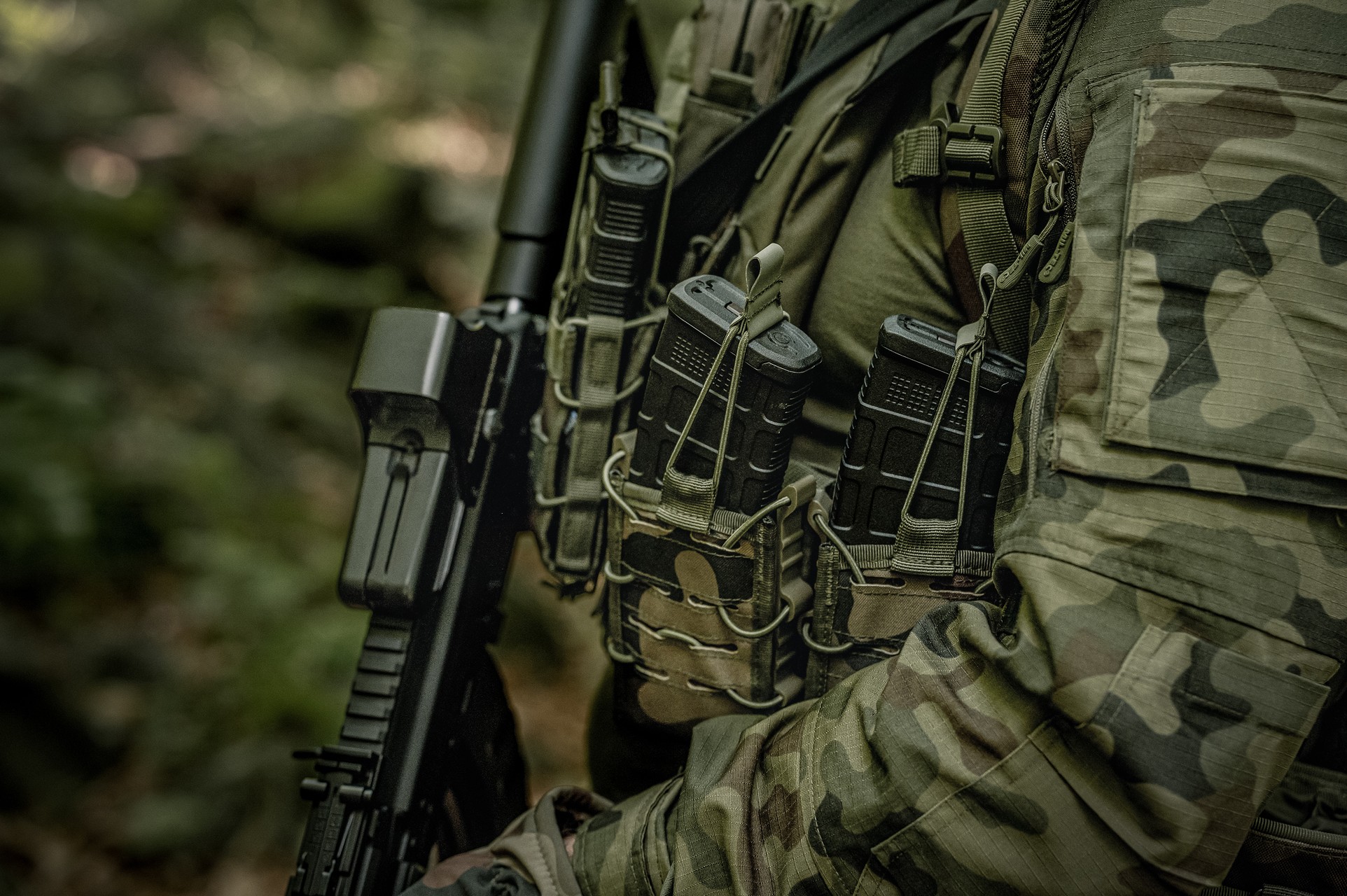 Uniwersalna ładownica Mil-Tec Flex na magazynek karabinowy - wz.93 Pantera PL Woodland