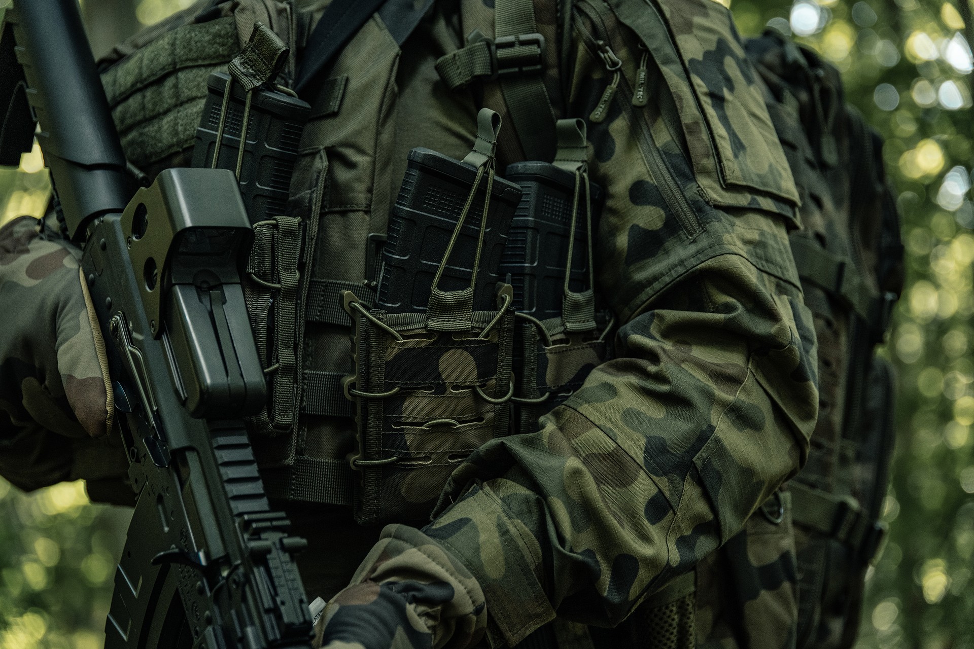 Uniwersalna ładownica Mil-Tec Flex na magazynek karabinowy - wz.93 Pantera PL Woodland