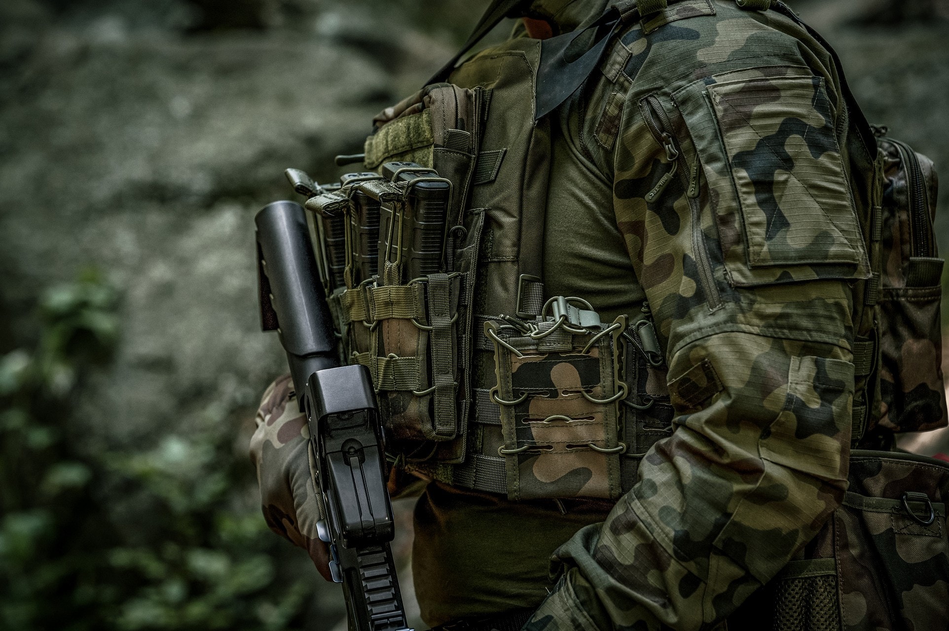 Uniwersalna ładownica Mil-Tec Flex na magazynek karabinowy - wz.93 Pantera PL Woodland