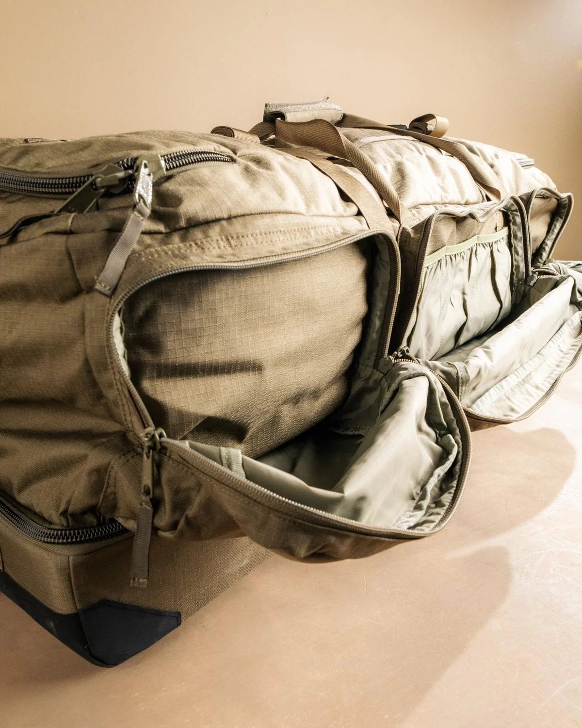 Сумка на колесах Eberlestock Hercules Duffel 191,4 л - Dry Earth