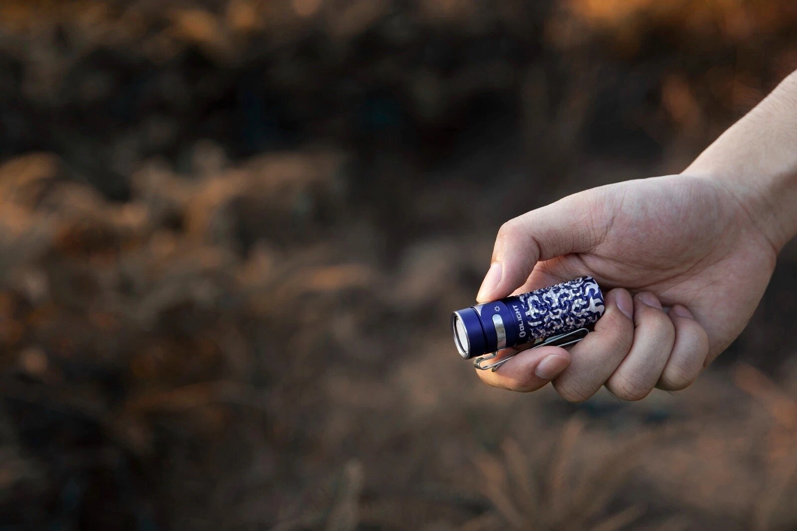 Акумуляторний ліхтарик Olight Baton 4 Blue Phantom - 1300 люменів