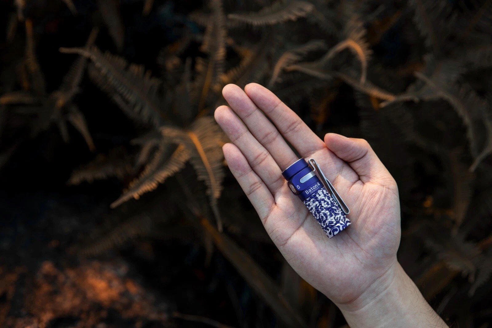 Акумуляторний ліхтарик Olight Baton 4 Blue Phantom - 1300 люменів