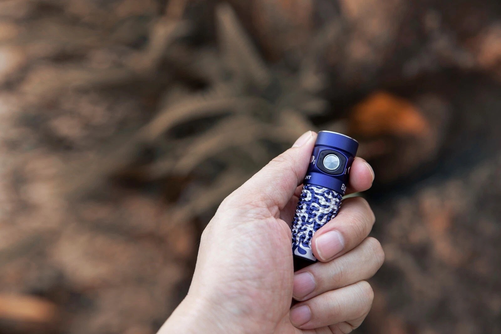 Latarka akumulatorowa Olight Baton 4 Blue Phantom - 1300 lumenów