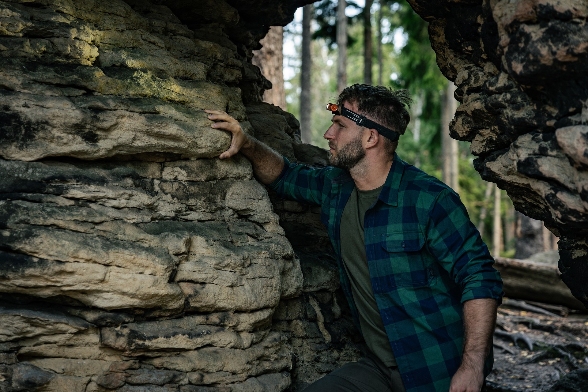 Latarka czołowa i kątowa Olight Perun 3 Mini Cool White Ghost Blaze z opaską - 1250 lumenów