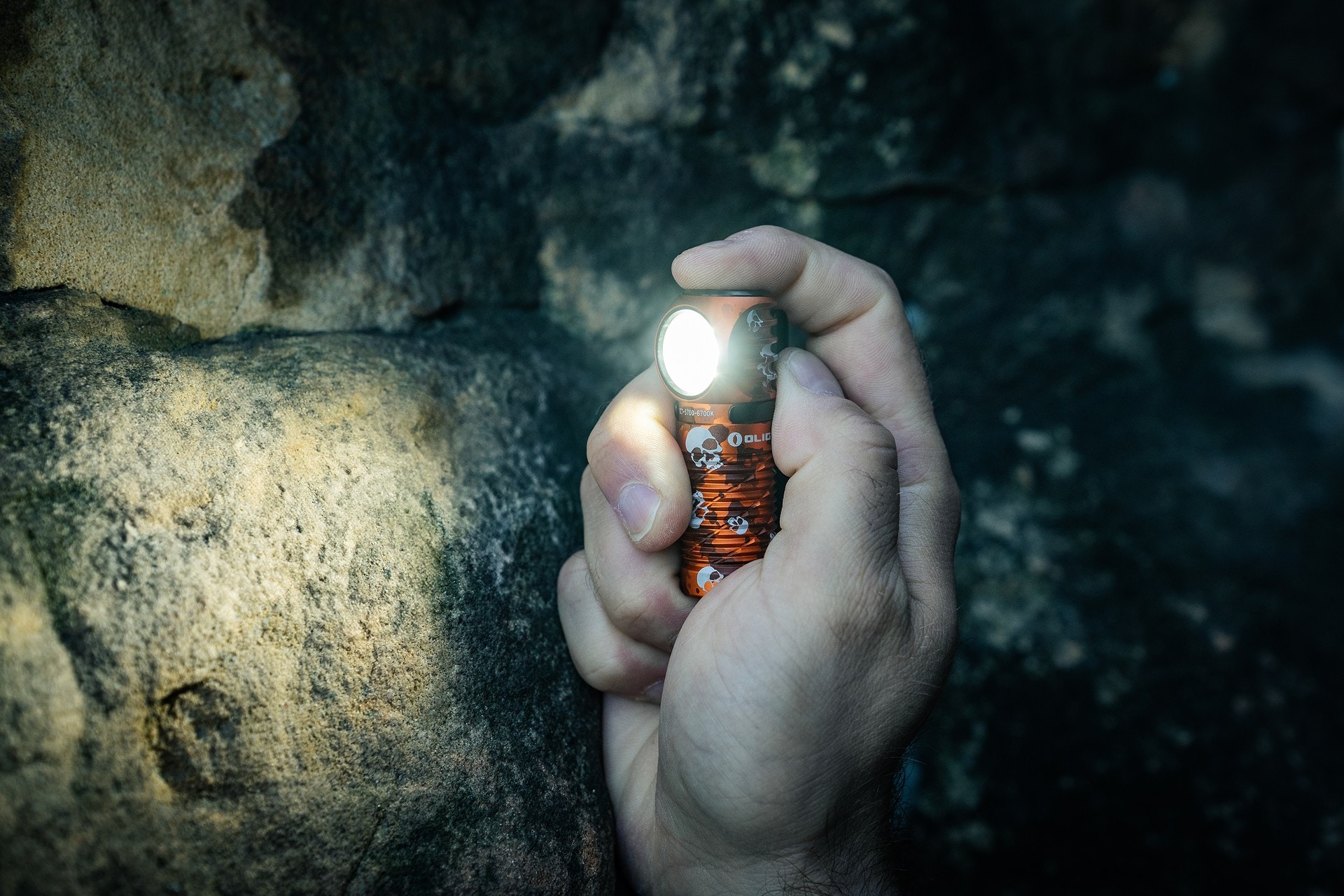 Latarka czołowa i kątowa Olight Perun 3 Mini Cool White Ghost Blaze z opaską - 1250 lumenów