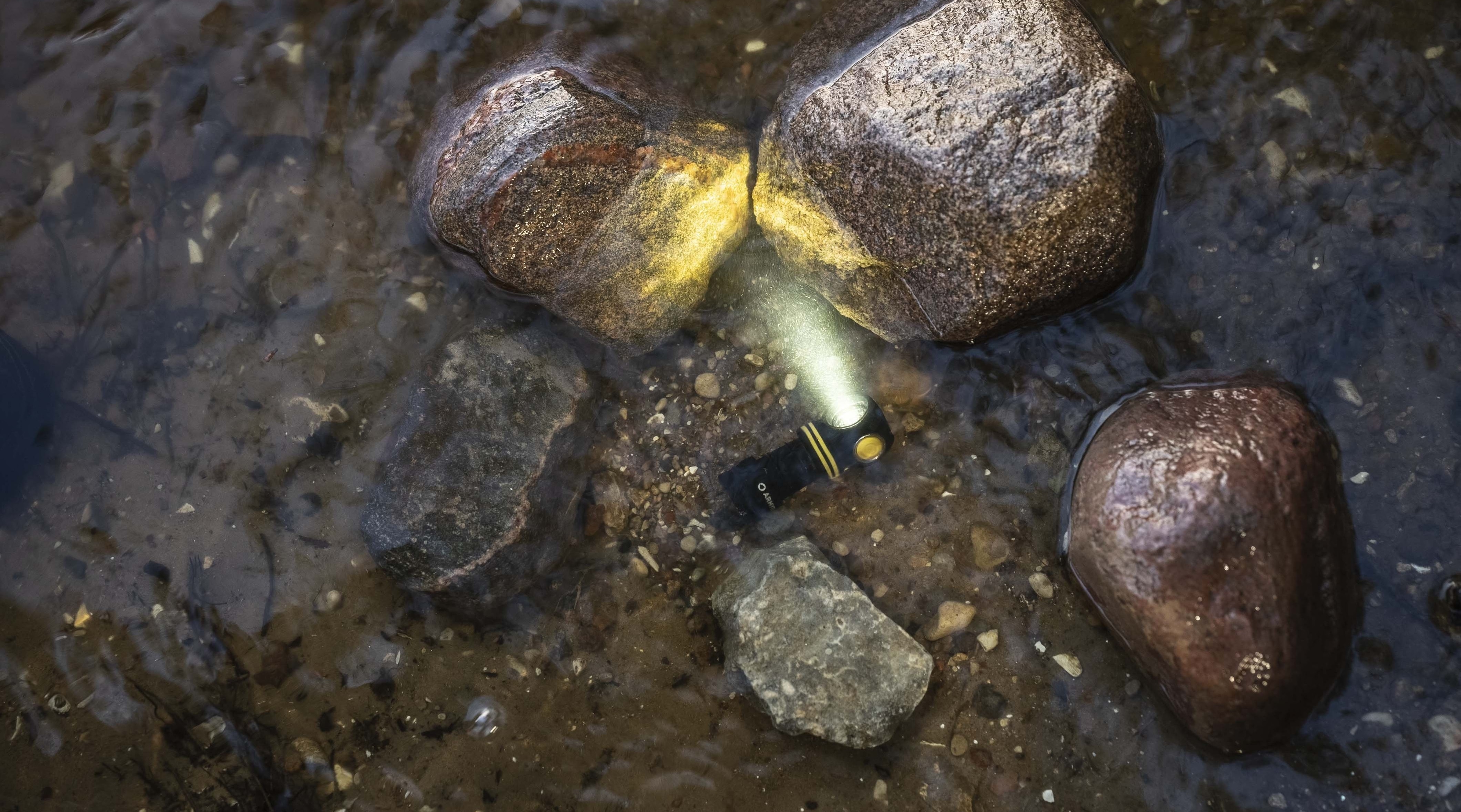 Latarka kątowa i czołowa Armytek Elf C1 USB-C White PCB - 1000 lumenów