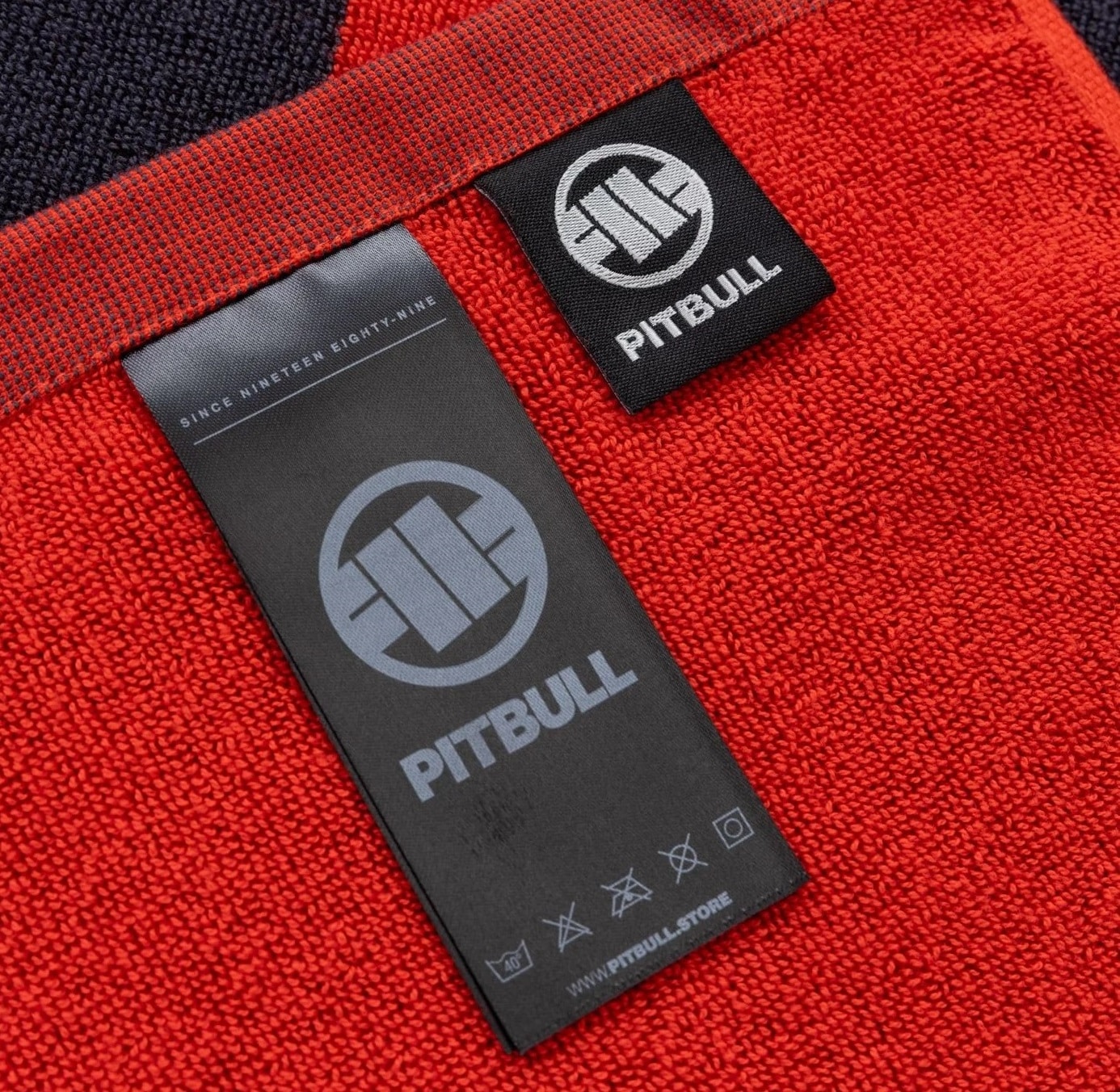 Ręcznik Pitbull Gym Hilltop 88 x 52 cm - Graphite/Red