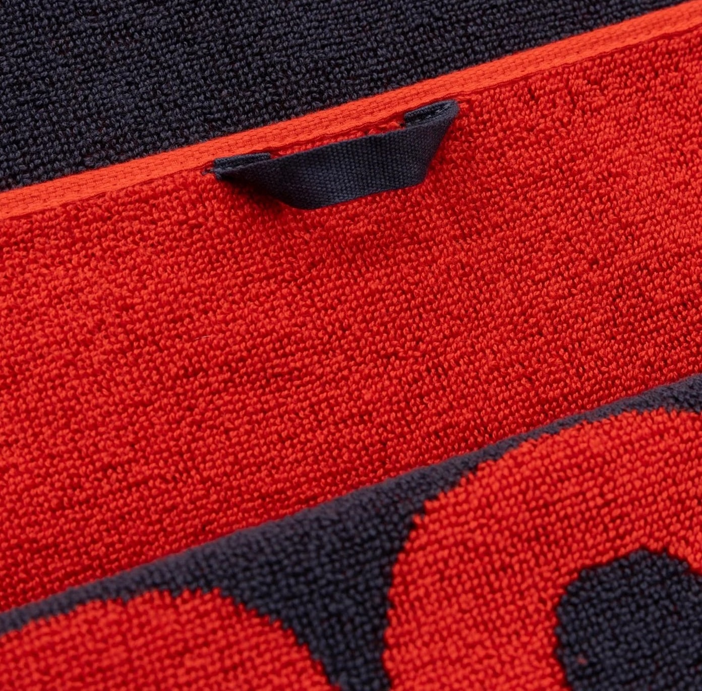 Ręcznik Pitbull Gym Hilltop 88 x 52 cm - Graphite/Red