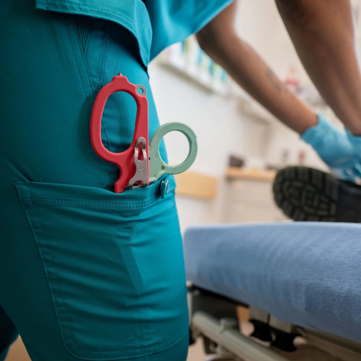 Multitool Leatherman Raptor Rescue South Beach z kaburą Utility