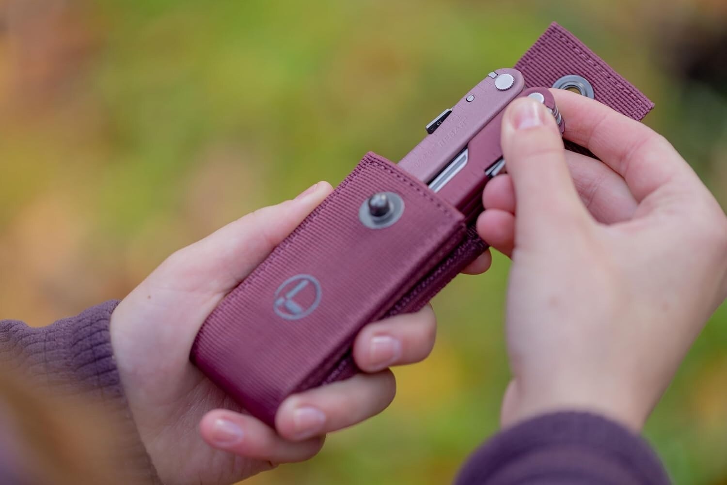 Multitool Leatherman Rebar Heathered Cranberry z kaburą
