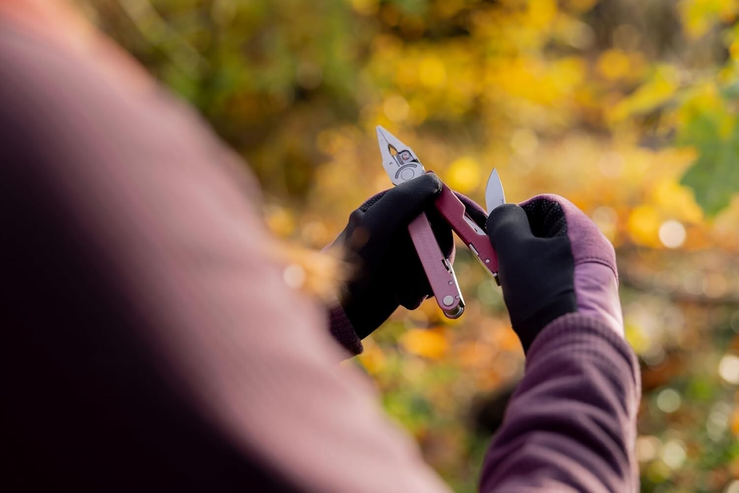 Multitool Leatherman Rebar Heathered Cranberry z kaburą