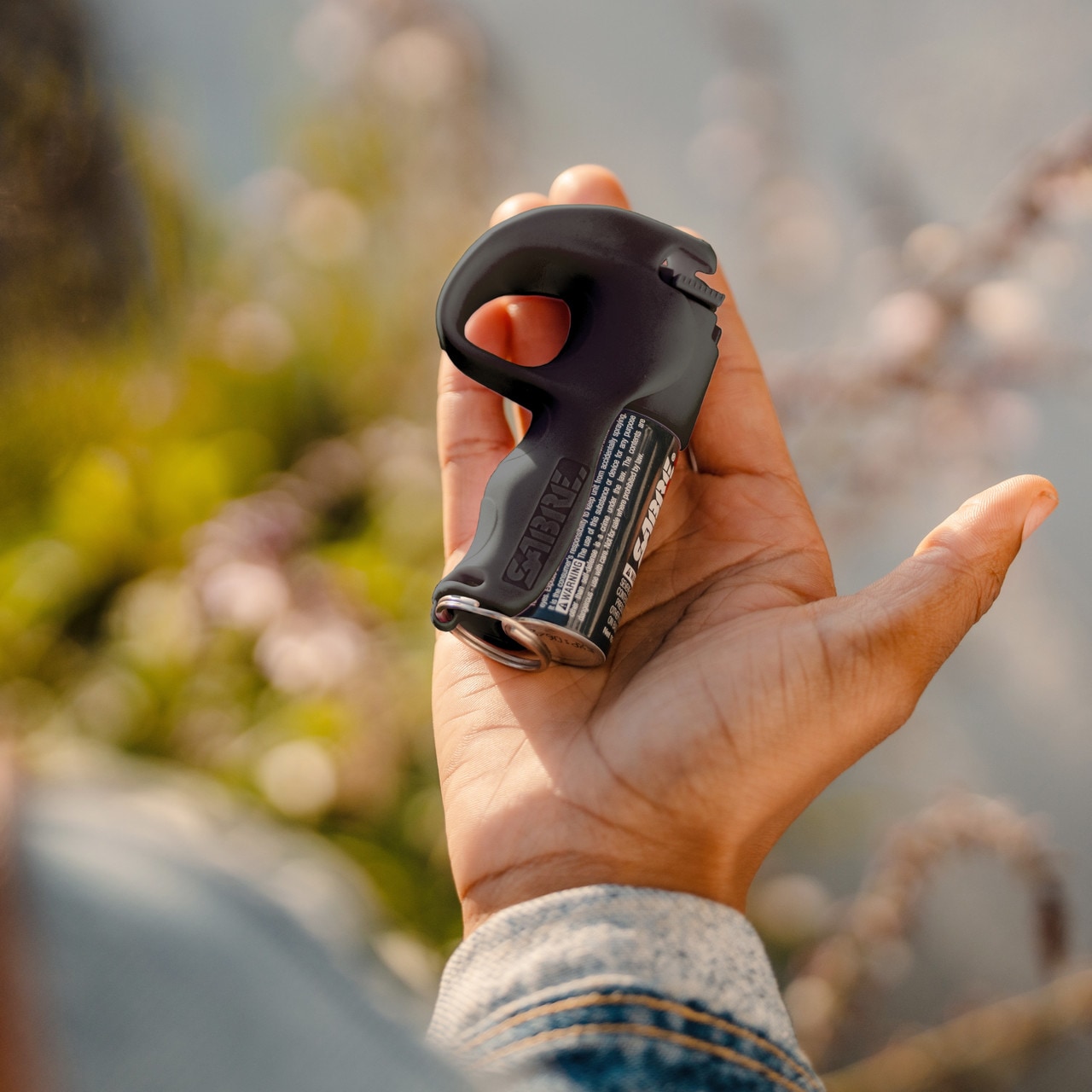 Gaz pieprzowy Sabre Red 16 ml z uchwytem Quick Grip Finger Loop i gazem treningowym Black - strumień