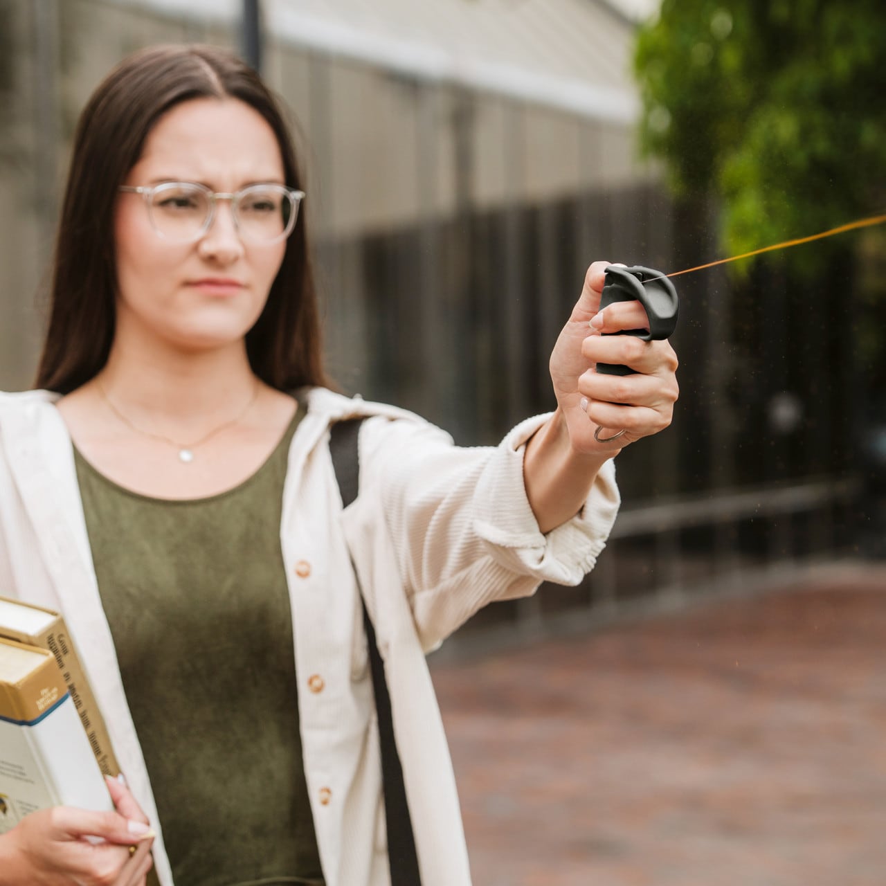 Gaz pieprzowy Sabre Red 16 ml z uchwytem Quick Grip Finger Loop i gazem treningowym Black - strumień