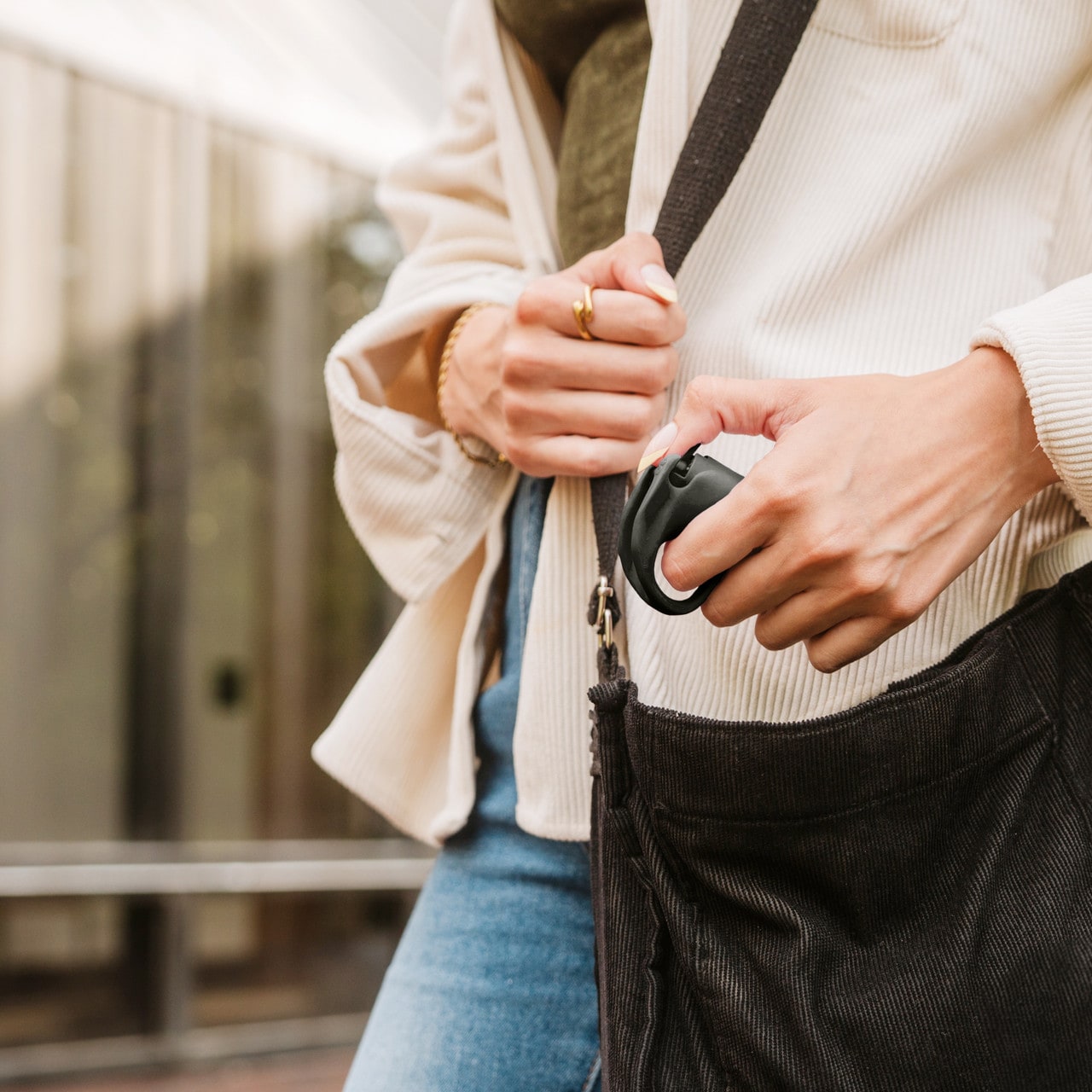 Gaz pieprzowy Sabre Red 16 ml z uchwytem Quick Grip Finger Loop i gazem treningowym Black - strumień