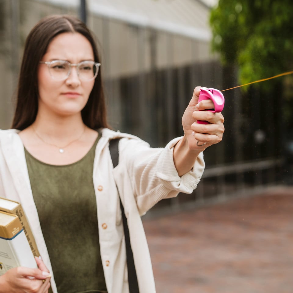 Gaz pieprzowy Sabre Red 16 ml z uchwytem + gaz treningowy Pink - strumień