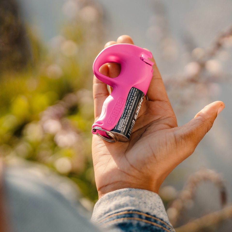 Gaz pieprzowy Sabre Red 16 ml z uchwytem + gaz treningowy Pink - strumień