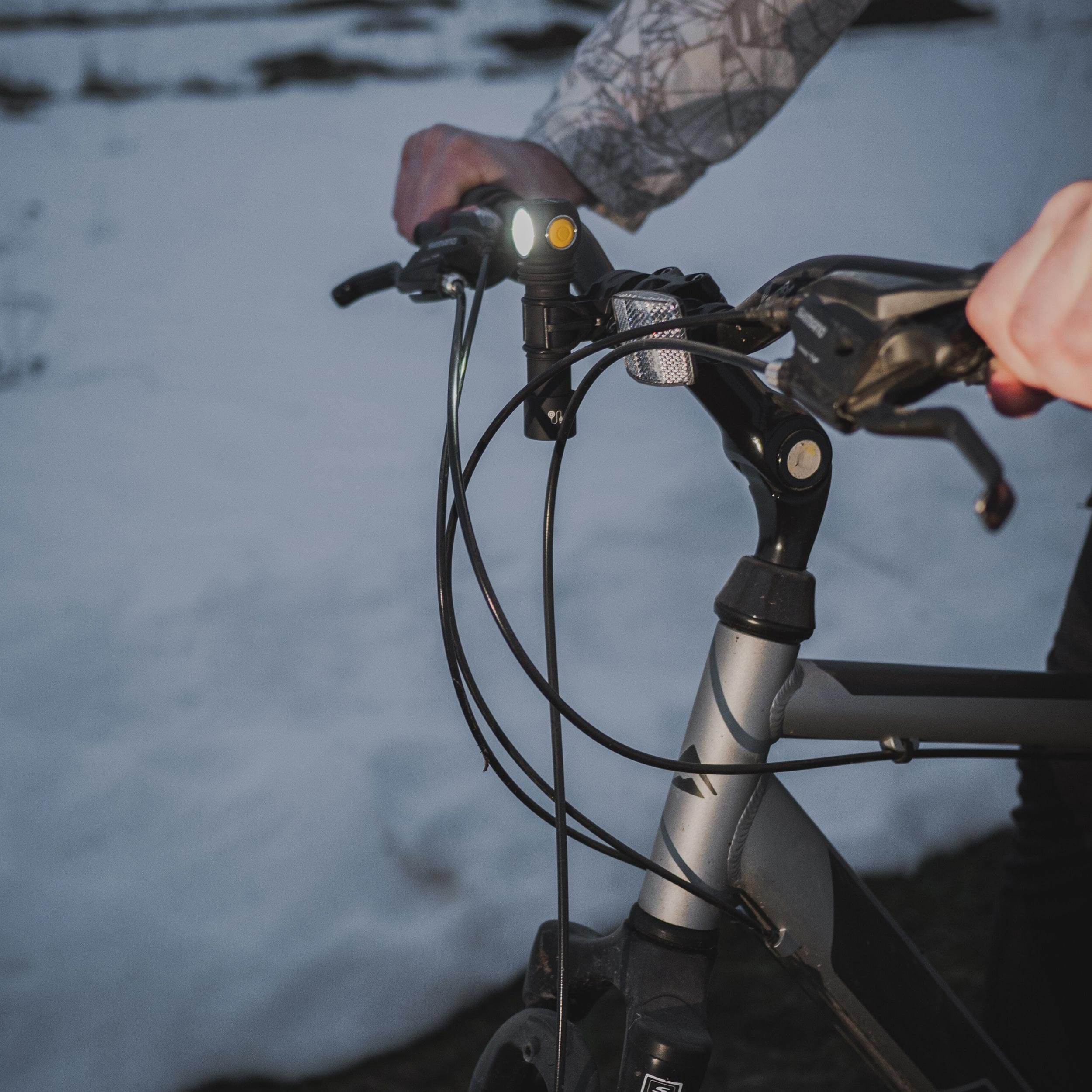 Latarka czołowa i kątowa Armytek Wizard C2 Magnet USB White PCB - 1200 lumenów