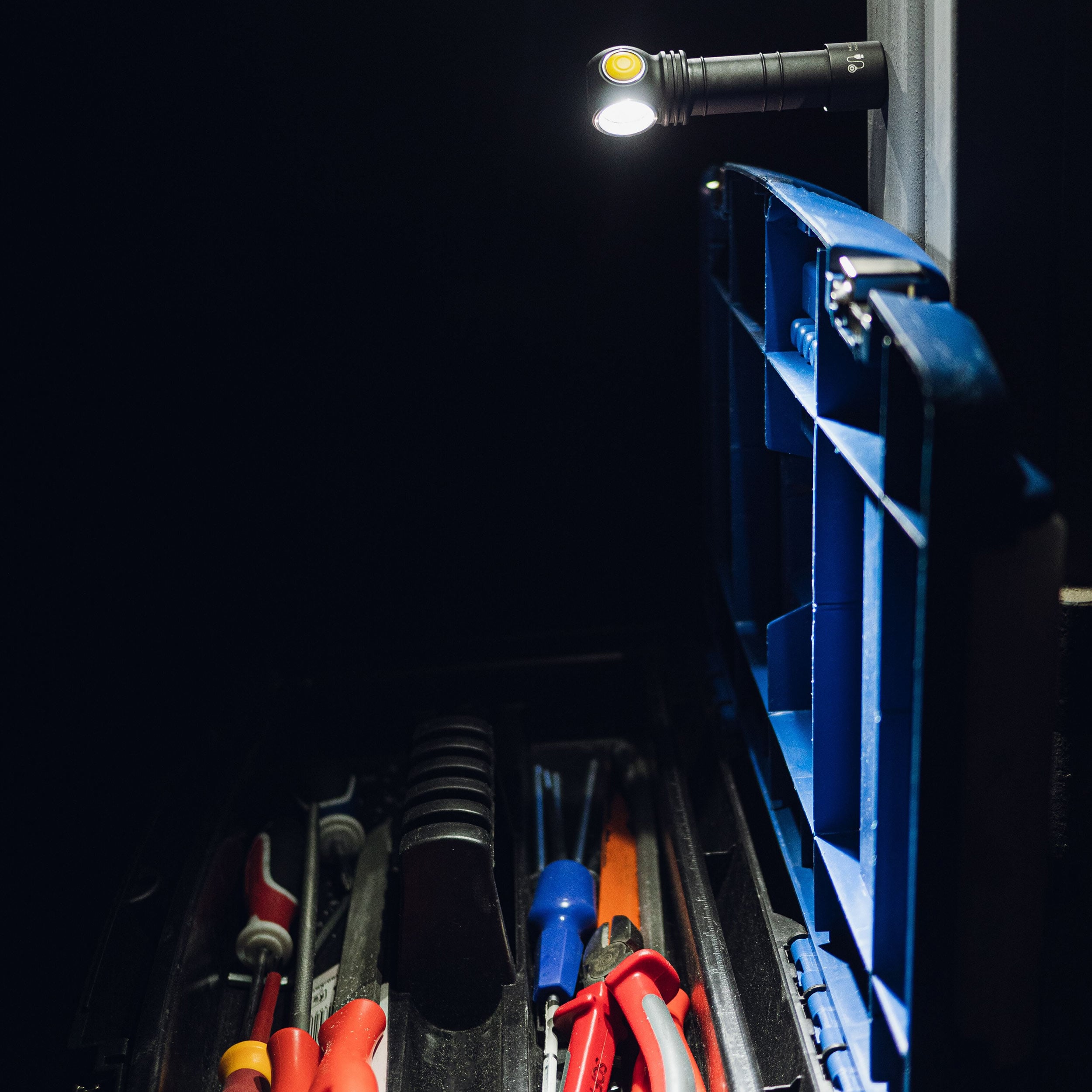 Latarka czołowa i kątowa Armytek Wizard C2 Magnet USB White PCB - 1200 lumenów